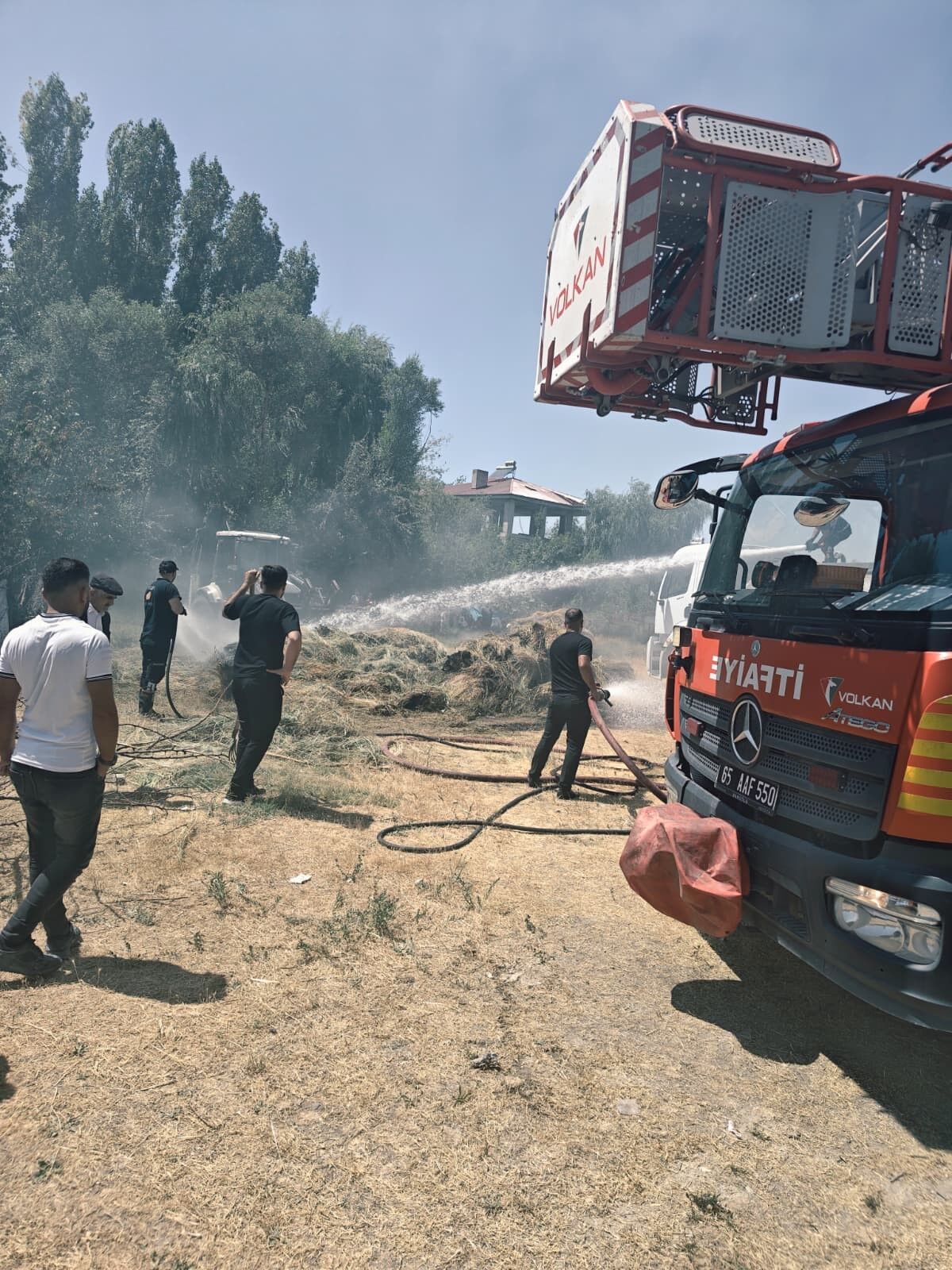 Van'da Peş Peşe Yangınlar! İki Farklı Noktada Alevler Paniğe Neden Oldu (2)