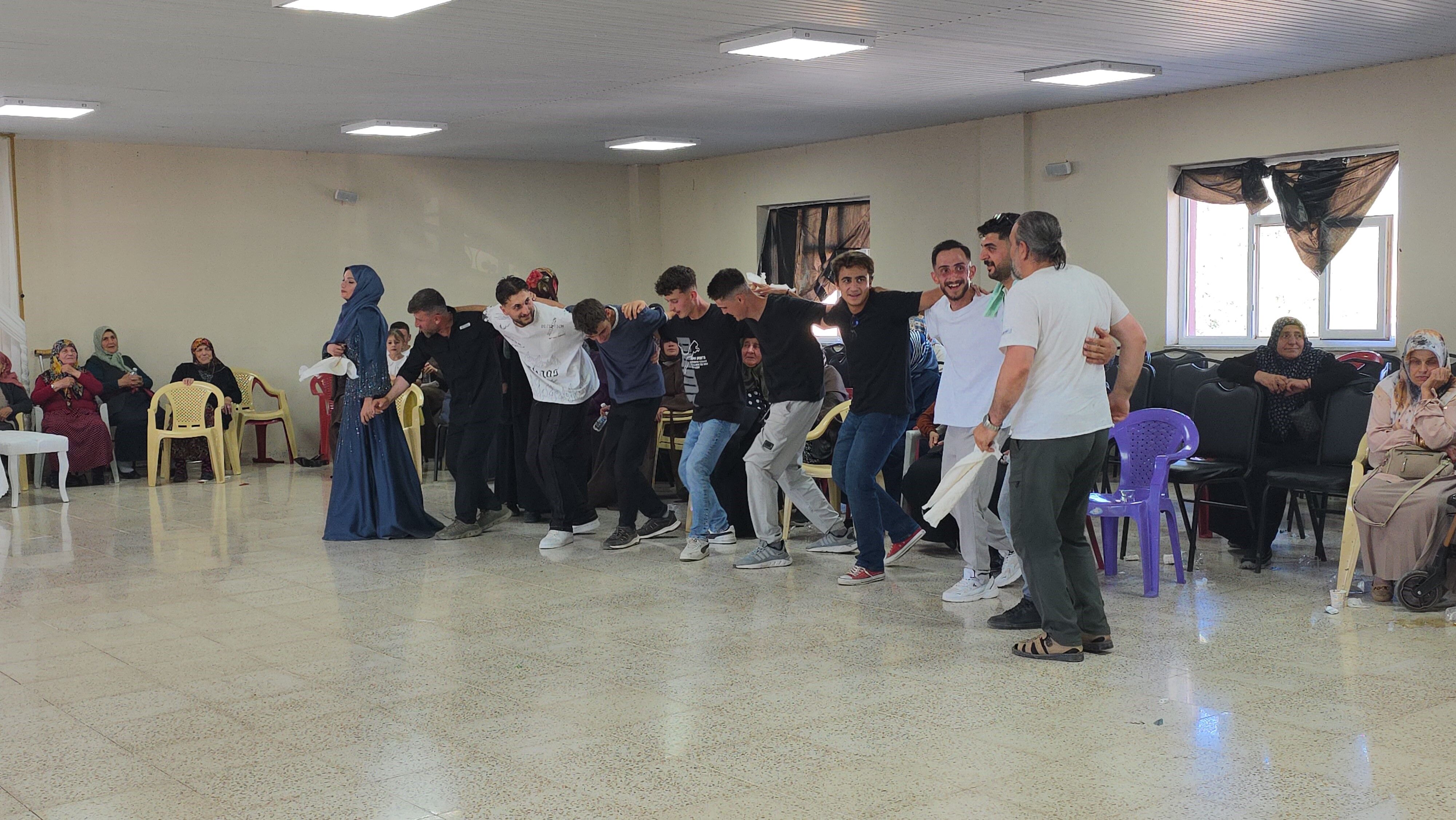 Van'da Traktörlü Düğün Konvoyu Görenleri Şaşırttı, Mizahi Sürprizler Kahkahaya Boğdu (1)-1