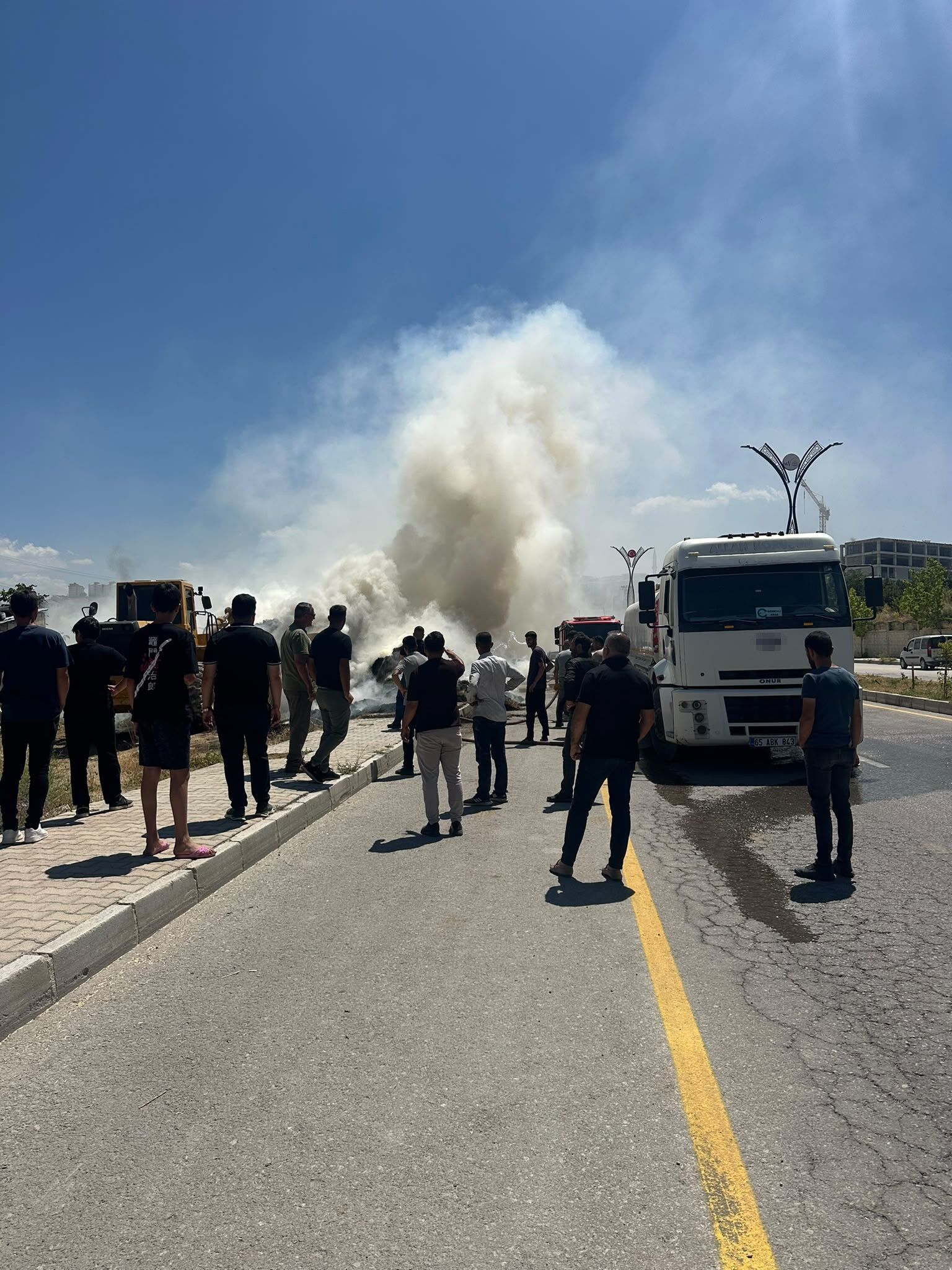 Van'da Yerleşim Yerine Yakın Ot Yangını Korkuttu (1)-1