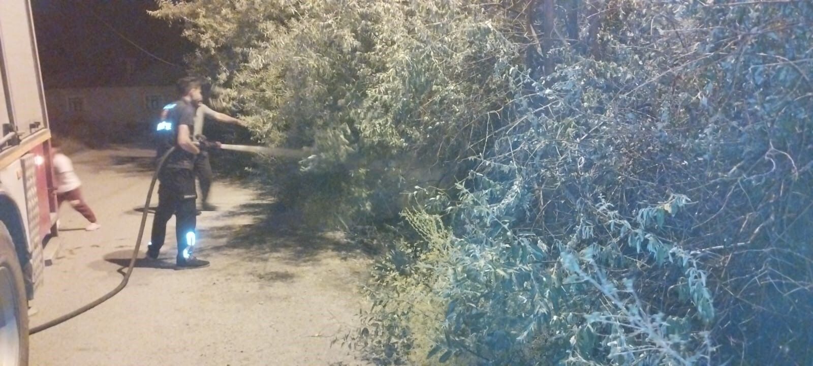 Van’ın Başkale Ilçesinde Bir Bahçede Çıkan Yangın Paniğe Neden Oldu. İtfaiye Ekiplerinin Hızlı Müdahalesiyle Alevler Çevredeki Evlere Sıçramadan Kontrol Altına Alınırken, Bahçede Maddi Hasar Oluştu (2)
