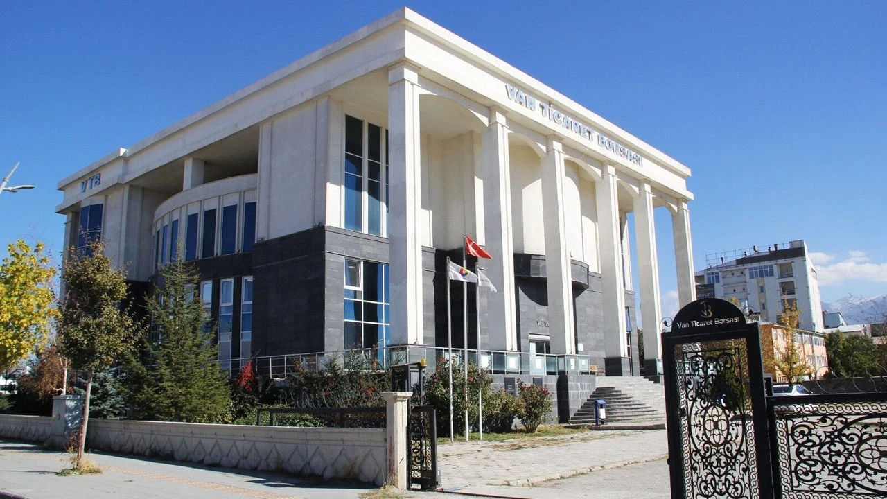 Van'ın Ulaşım Çelişkisi Raylı Sistem Başladı, Hızlı Tren Yine Yok-1