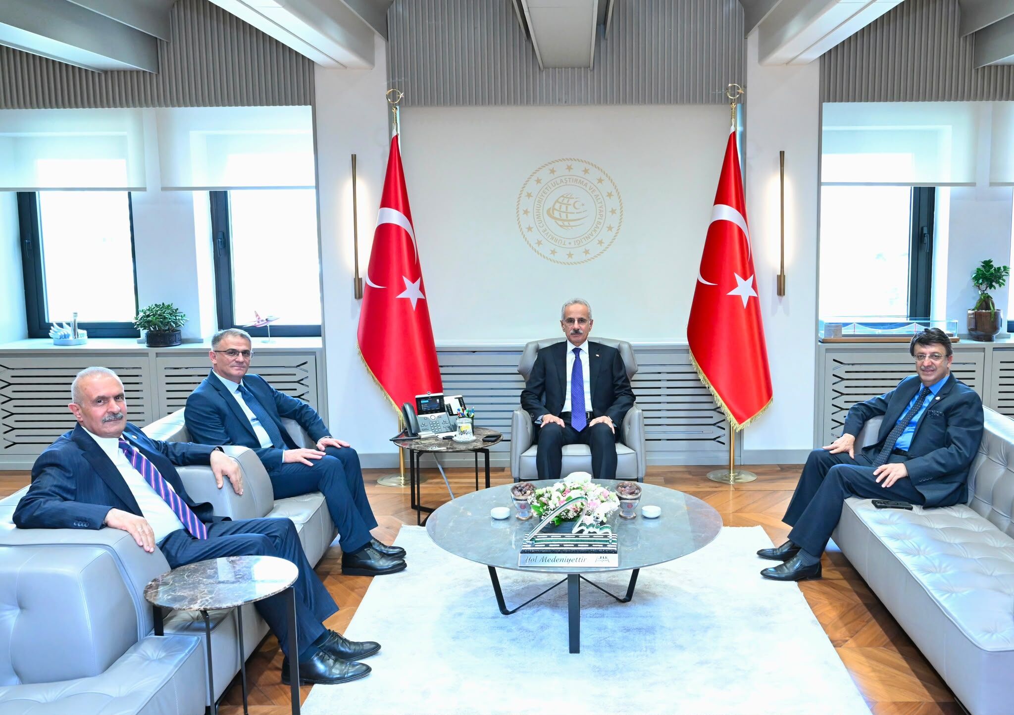 Van'ın Ulaşım Çelişkisi Raylı Sistem Başladı, Hızlı Tren Yine Yok