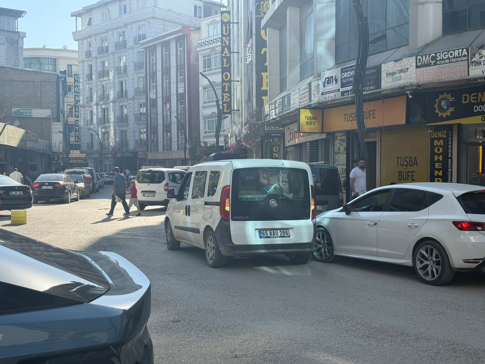 Araçlar Sokakları Ve Kaldırımları İşgal Etmeye Devam Ediyor (2)