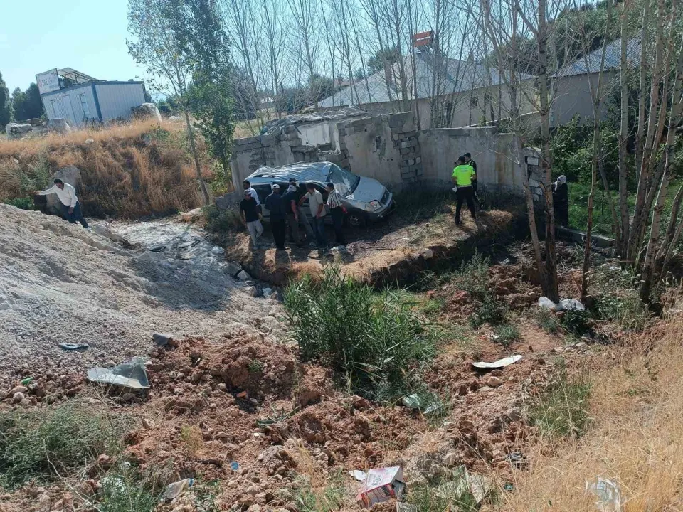 Erciş'te Hafif Ticari Kamyonet Takla Attı 4 Kişi Yaralandı-1