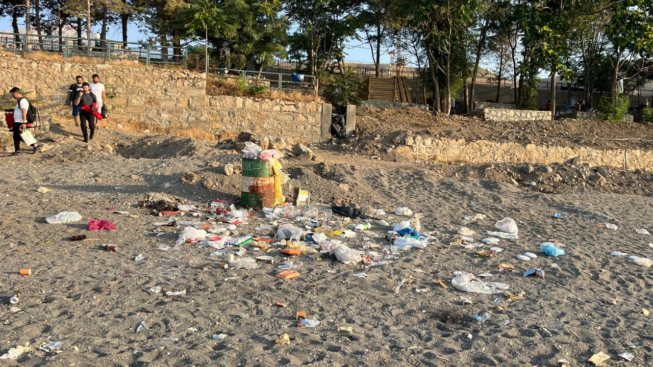 Gevaş Sahili Çöpe Döndü 2