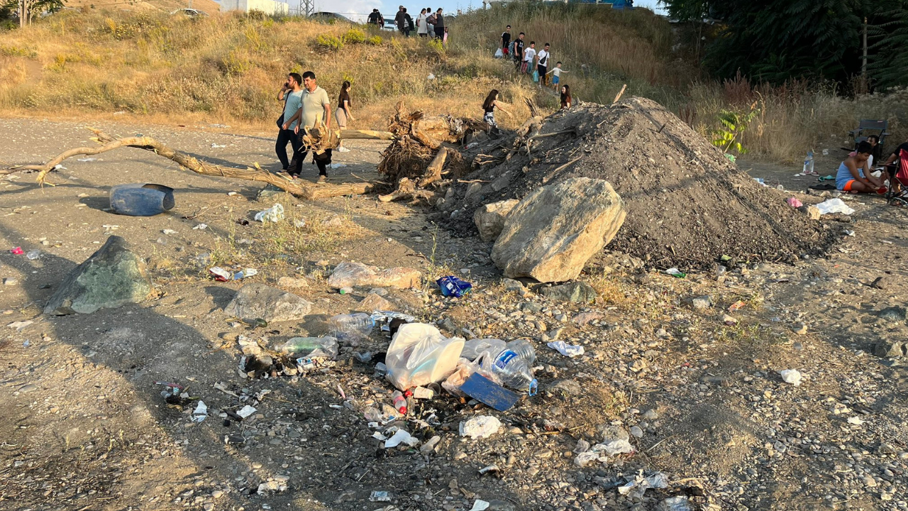 Gevaş Sahili Çöpe Döndü
