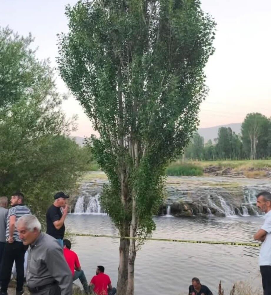 Muradiye’de Acı Olay Oğlunu Kurtardı, Kendisini Kurtaramadı (1)
