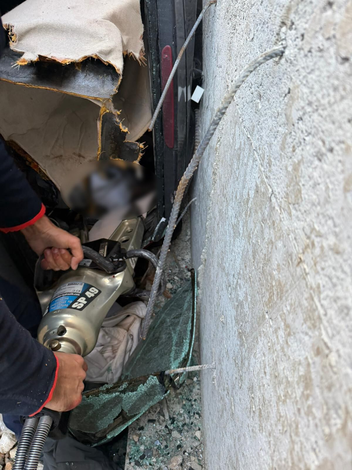 Otomobil Yol Çalışması Yapılan Alana Düştü, 3 Kişi Hayatını Kaybetti-1
