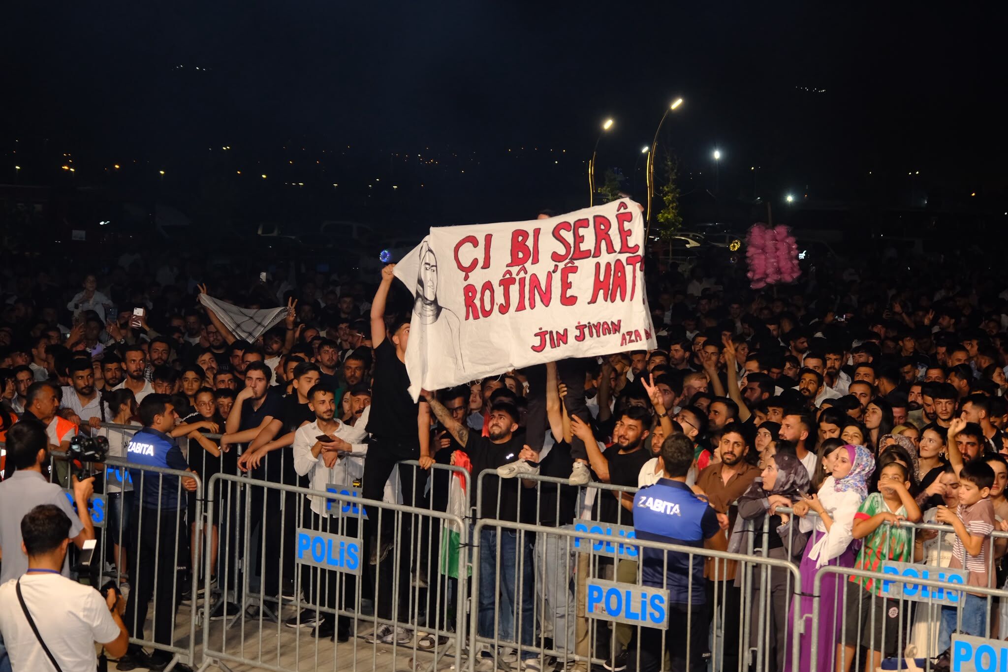 Serhado’nun Konserinde Rojin Kabaiş Pankartları Dikkat Çekti-1
