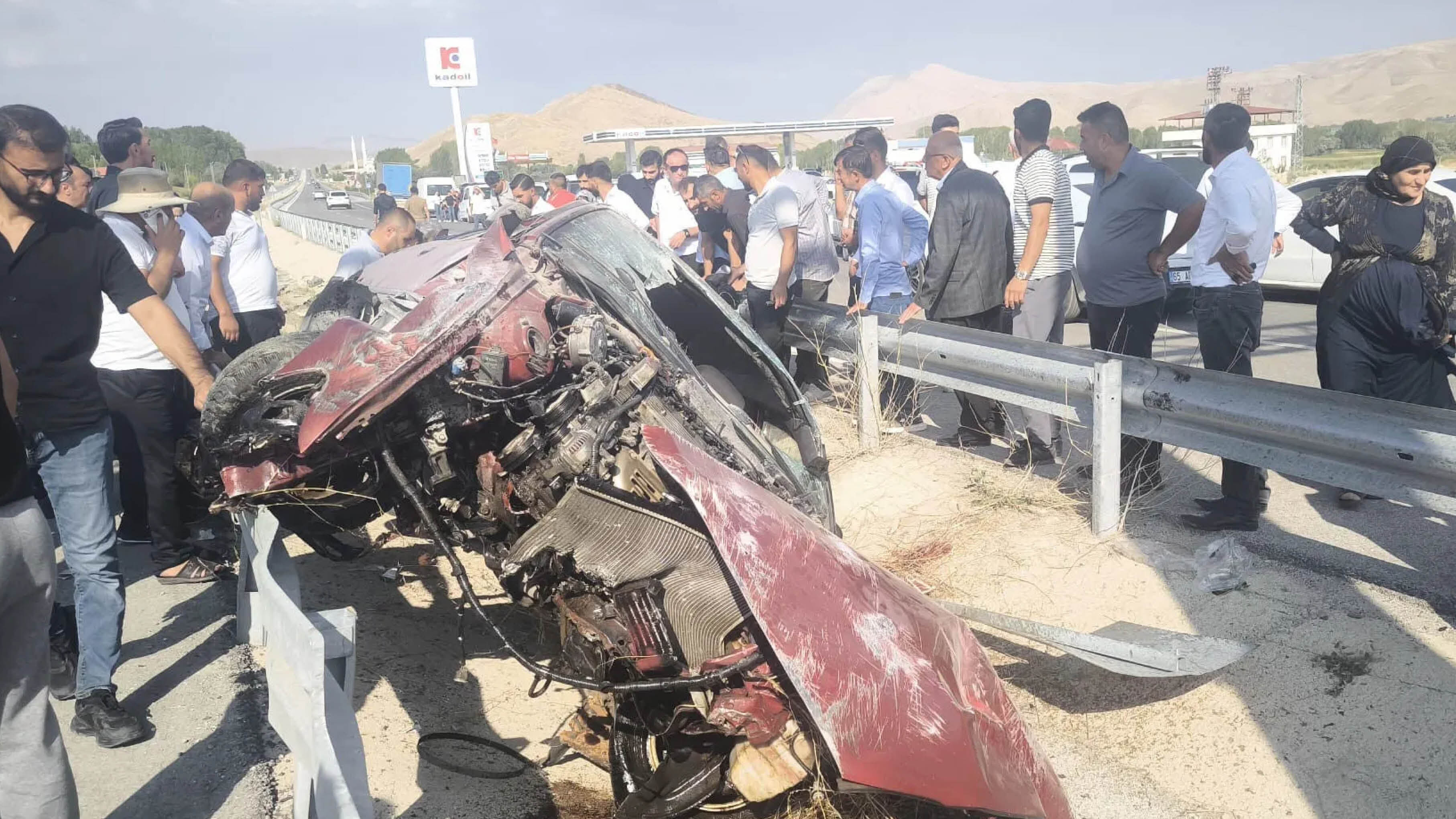 Van Hakkâri Karayolunda Meydana Gelen Trafik Kazasında 1 Kişi Hayatını Kaybetti, 3 Kişi Yaralandı.