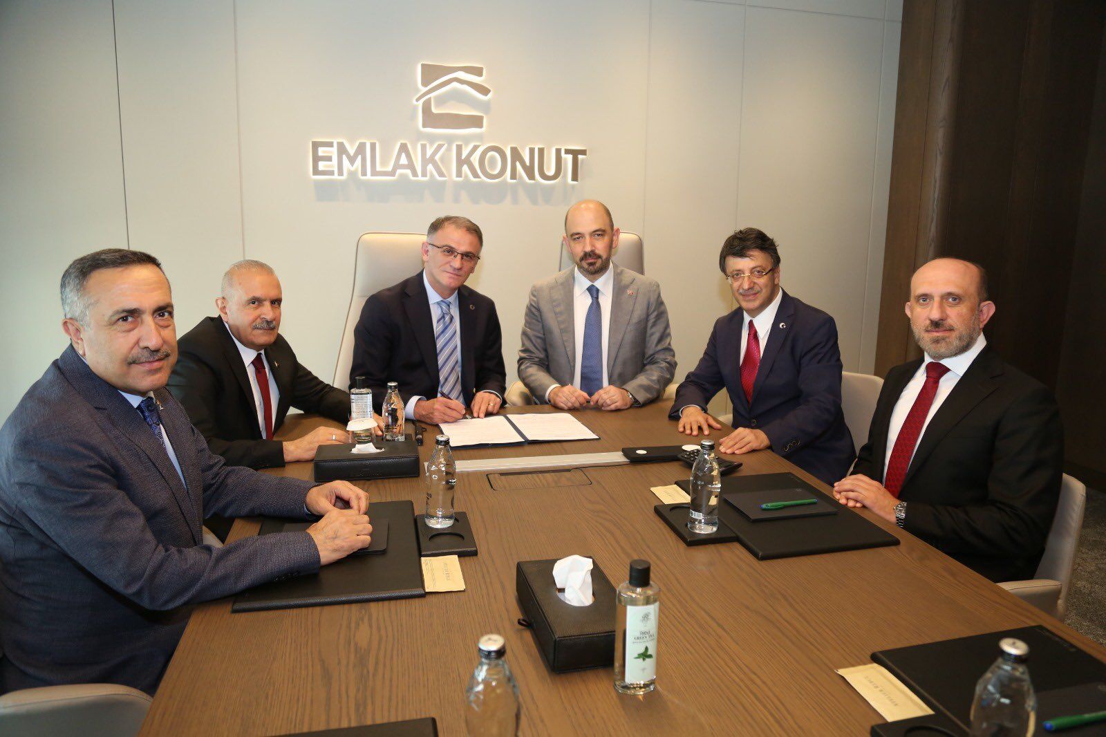 Van'da Dev Konut Hamlesi! Emlak Konut Ile Yeni Yaşam Alanları İçin İmzalar Atıldı-1