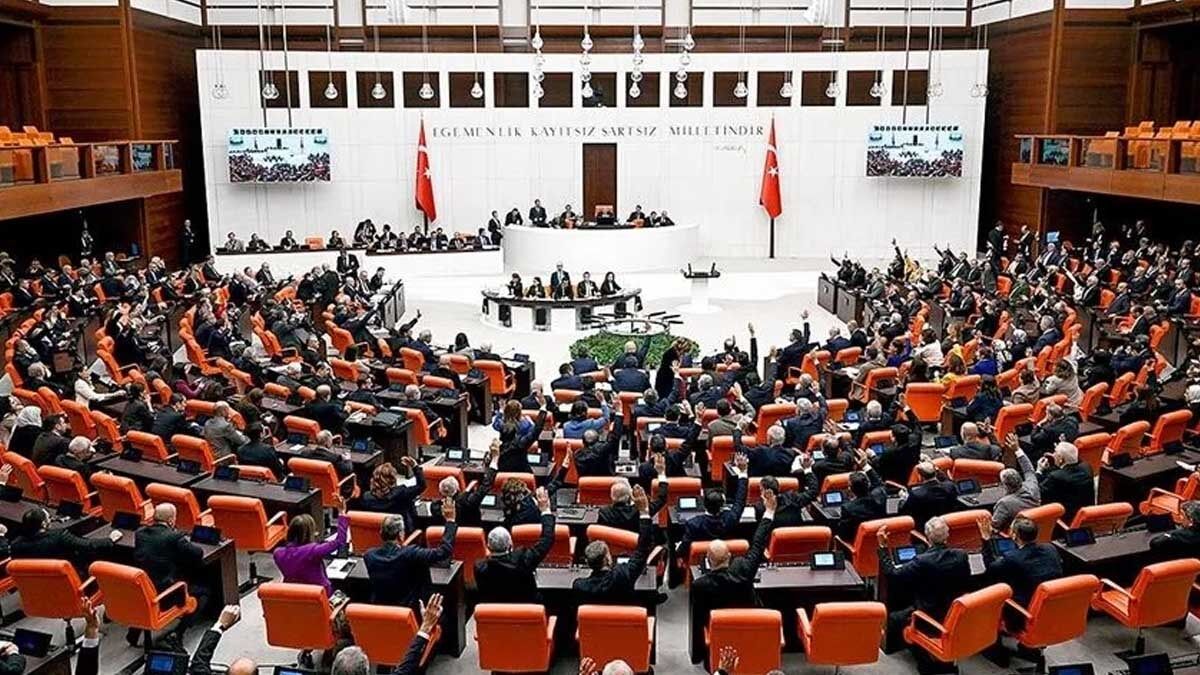 Van'da Gözler Çerçeve Yasada! Zeydan Geri Dönecek Mi, Vanlı Siyasetçi Ahmet Özer İçin Durum Ne