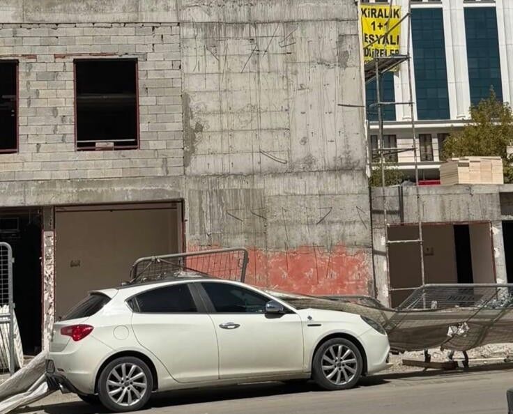 Van’da Şiddetli Rüzgâr Park Halindeki Araçlara Zarar Verdi!-1
