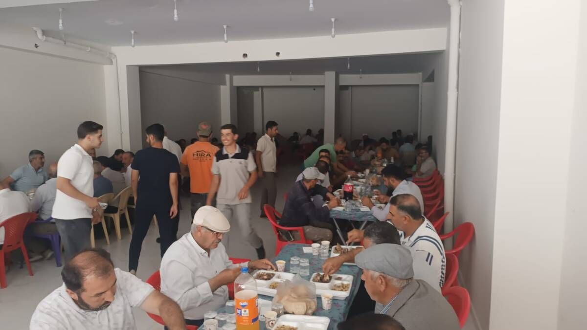 Vanlı İş İnsanı Naif Zengin'den Birlik Ve Dayanışma Sofrası-1