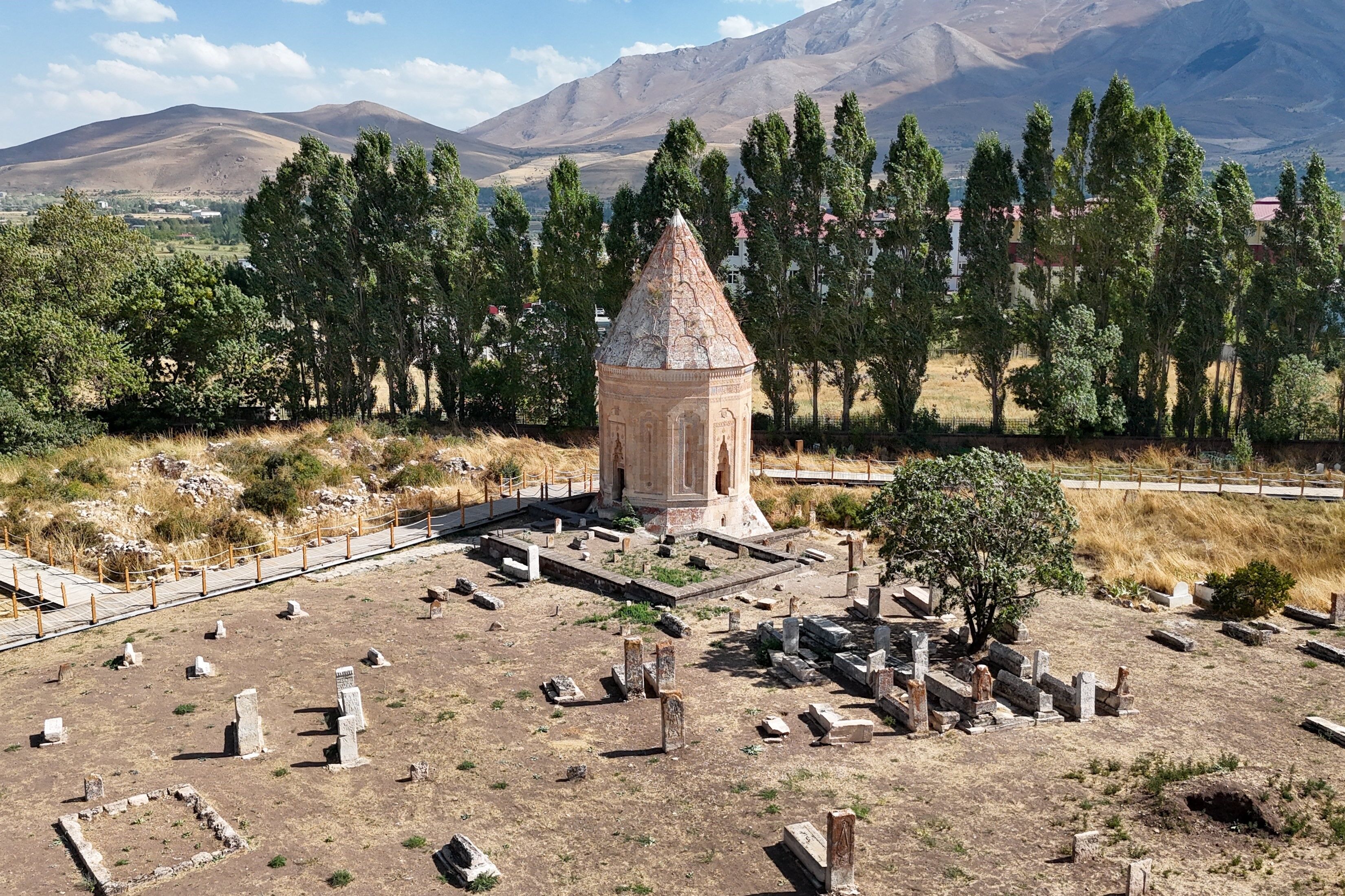 Gevaş’ta Yüzyıllık Selçuklu Mirası Yeniden Gün Yüzüne Çıkıyor! (2)