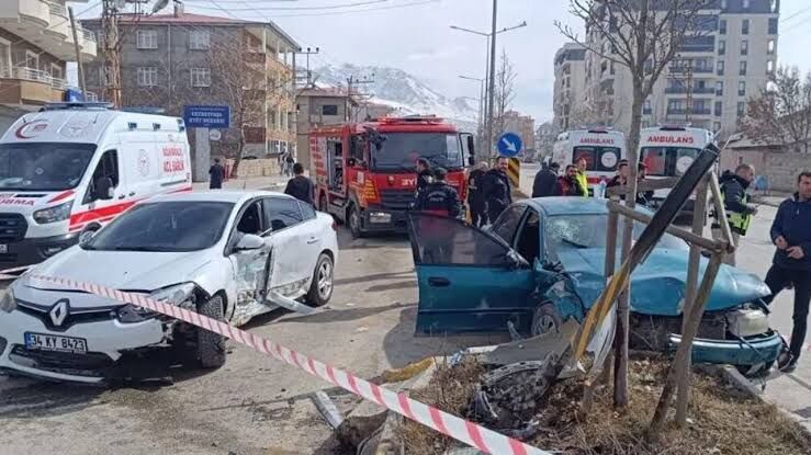 Şabaniye Caddesi’nde Yine Kaza Vatandaşlar Önlem Bekliyor (2)