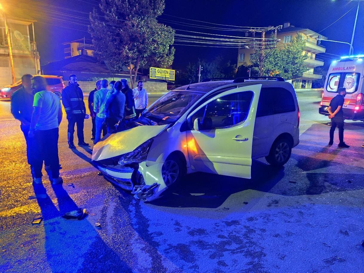 Şabaniye Caddesi’nde Yine Kaza Vatandaşlar Önlem Bekliyor (4)