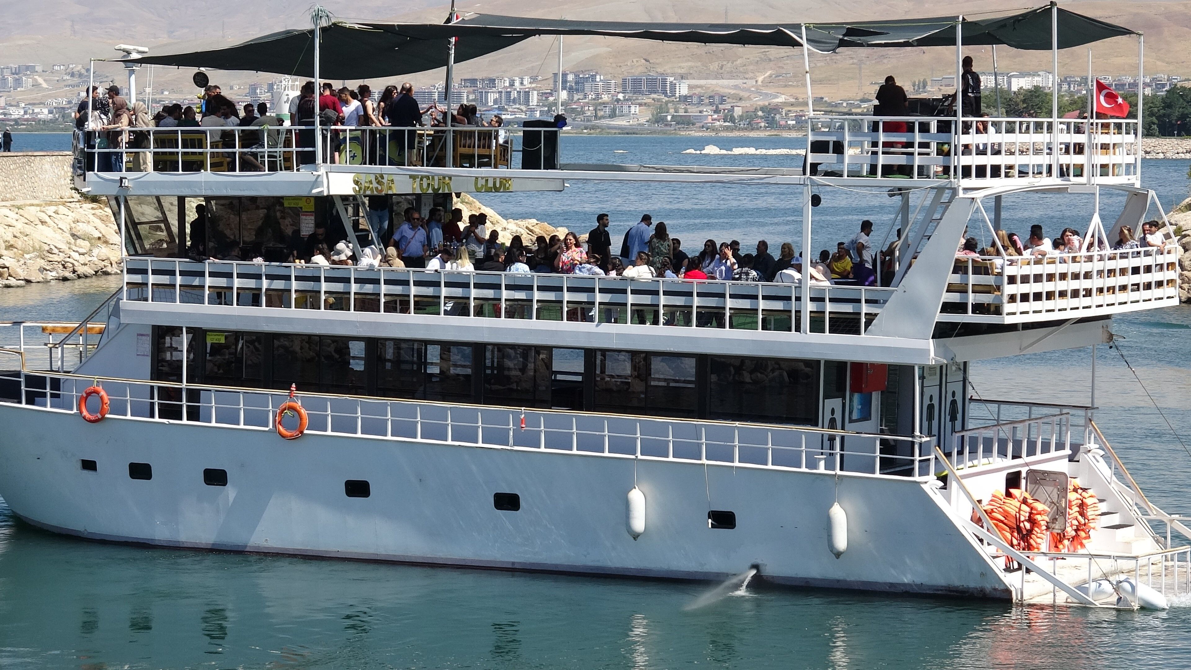 Savaşa Rağmen Van’a Akın Sürüyor İranlı Turistlerin Tatil Rotası Değişmedi (1)-1