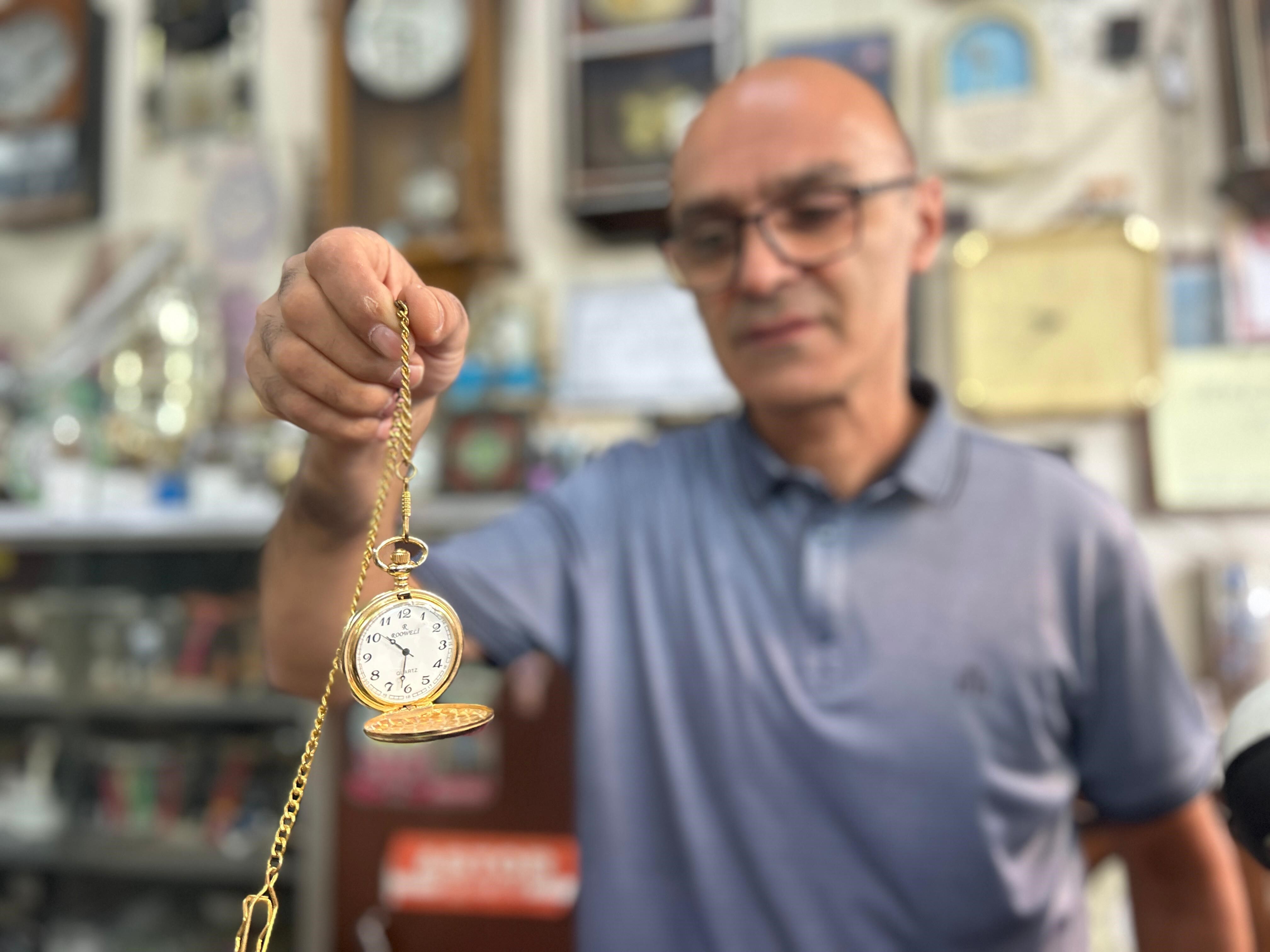 Telefonlar Zamanı Gösteriyor, O İse Saatleri Yaşatıyor (1)-1