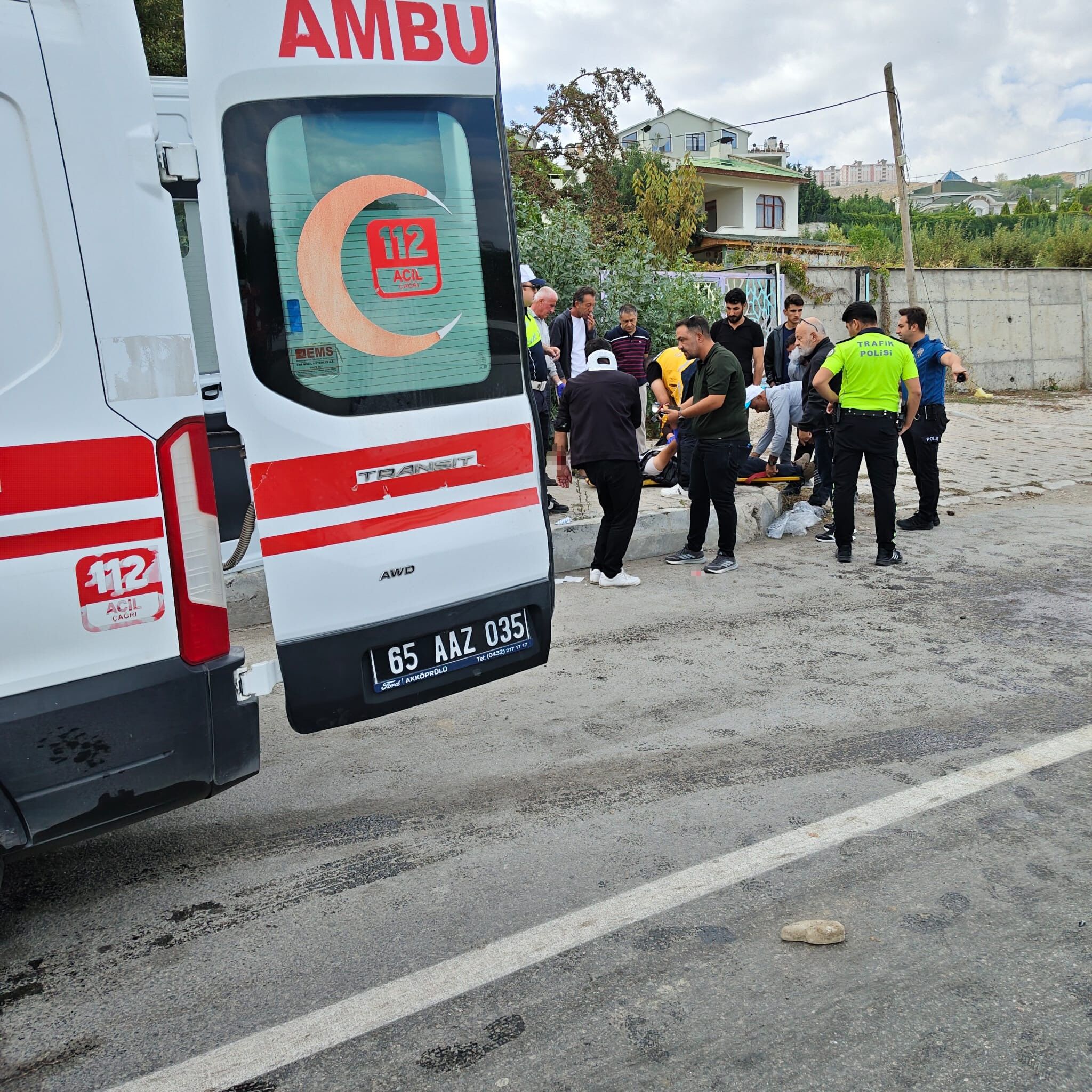 Van Edremit’te İki Otomobil Çarpıştı 4 Yaralı (1)