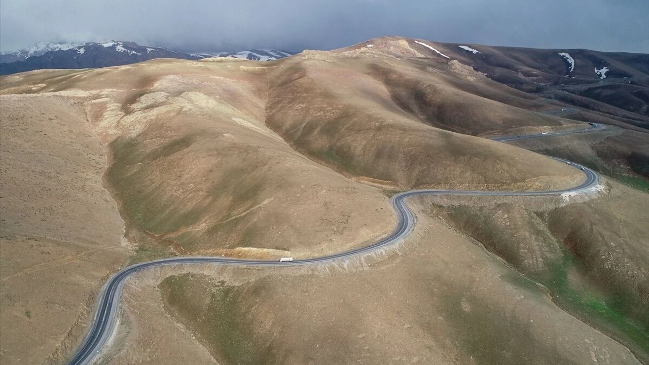 Van Hakkari Yolunda Tarihi Değişim! Sürücüler Artık Bu Yolu 6 Dakikada Geçecek