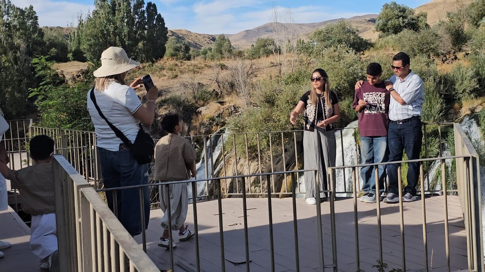 Van Muradiye Şelalesi Iranlı Turistler