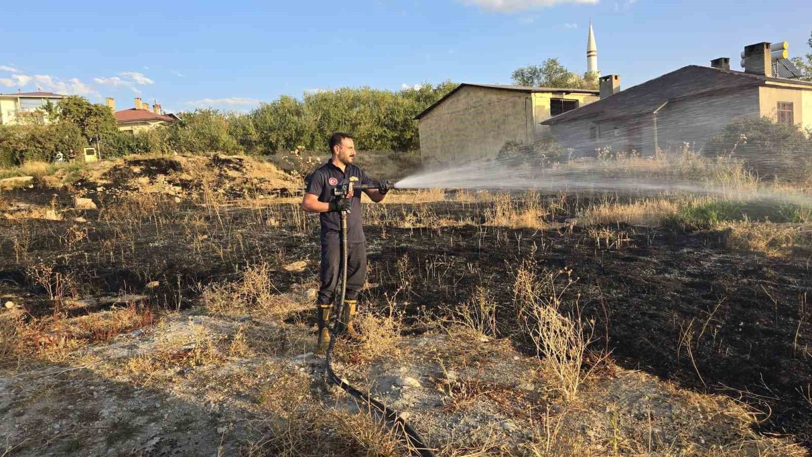 Van Muradiye’de Yangın! Rüzgâr Alevleri Hızla Yaydı (1)-1
