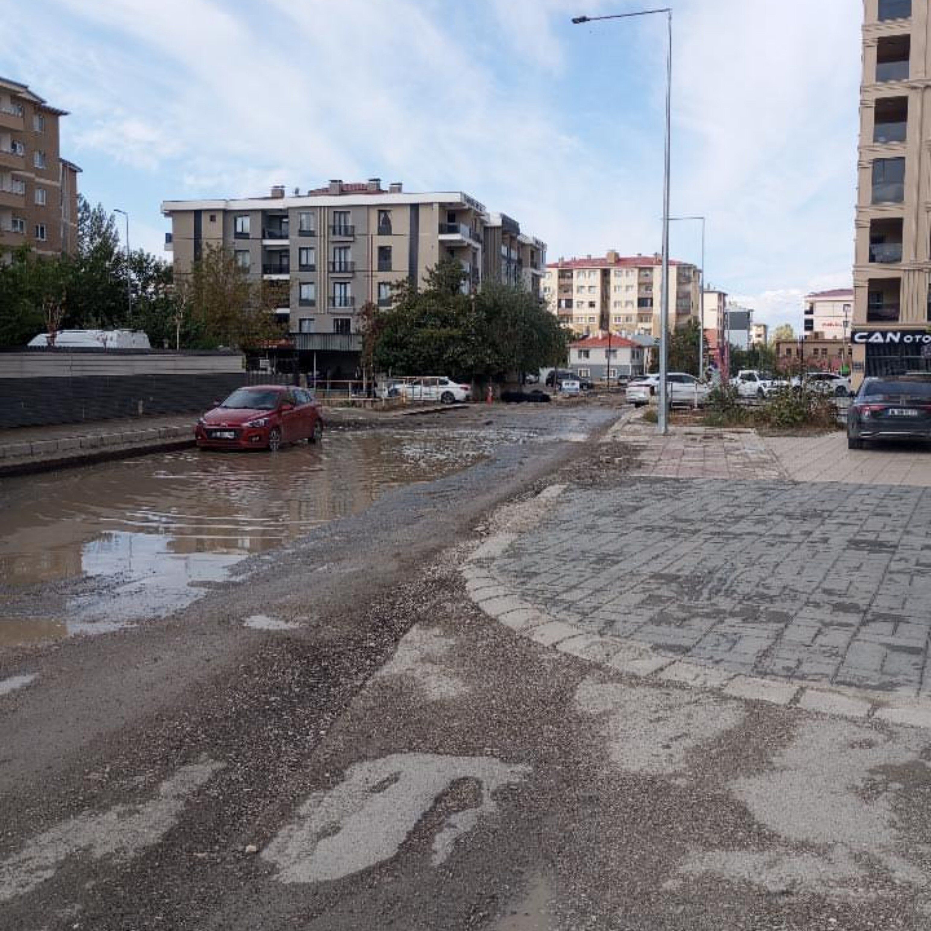 Van’da 2 Aydır Kapanmayan Çukur Sürücüler Her Gün Aynı Tehlikeyle Karşılaşıyor (1)