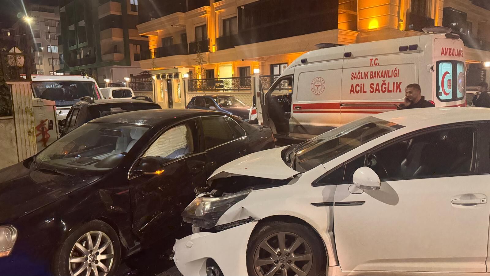 Van’da Eski Cezaevi Caddesi’nde Maddi Hasarlı Kaza (2)