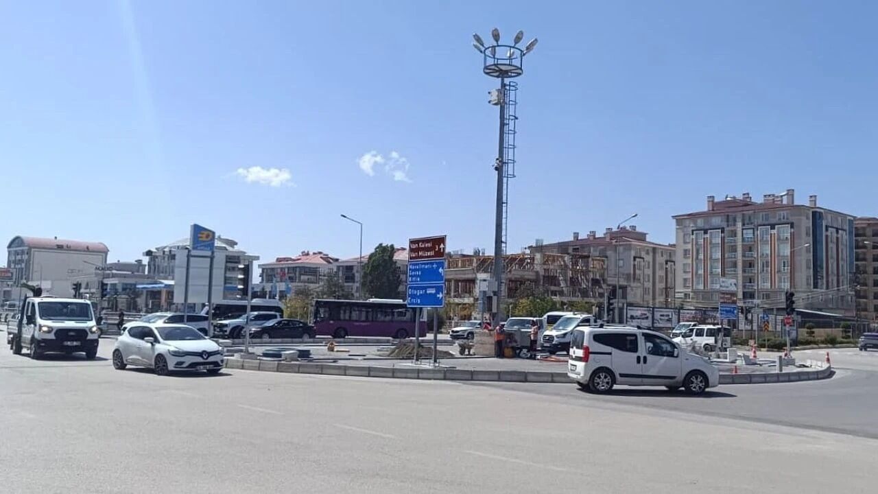 Van’da Eski Emniyet Kavşağı’nda Çalışma Bitti, Tepkiler Dinmedi (2)