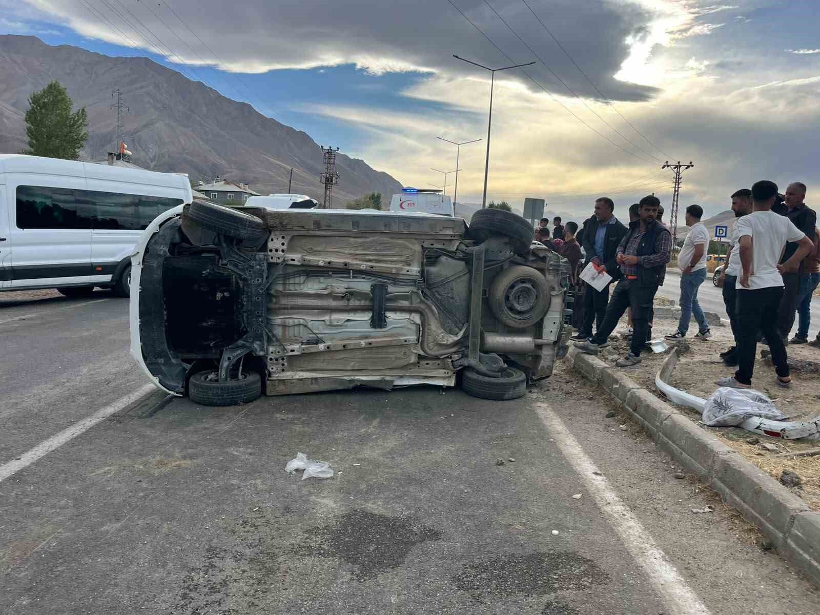 Van’da Kamyonetler Çarpıştı Yaralılar Var!-1