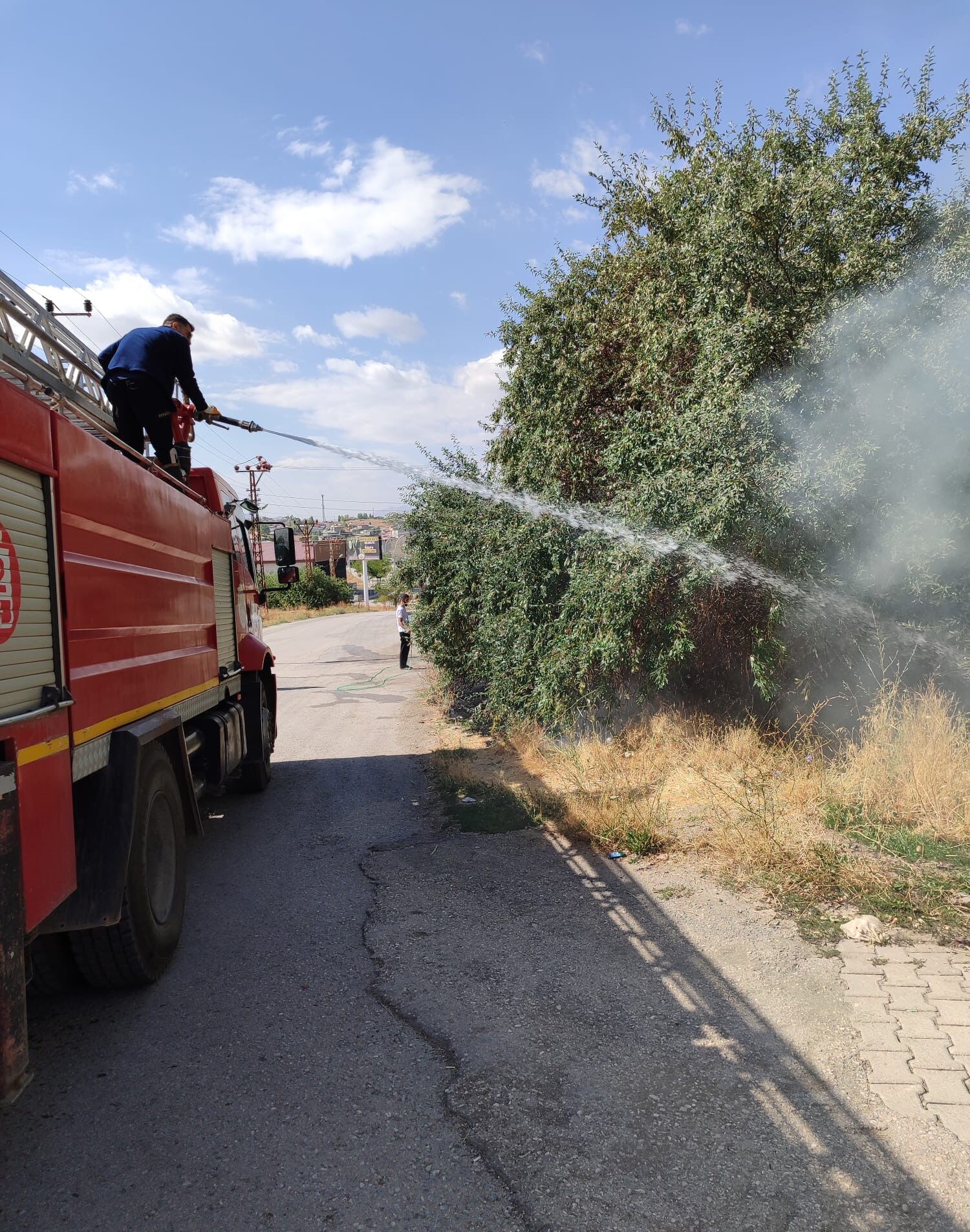 Van’da Korkutan Bahçe Yangını!-1