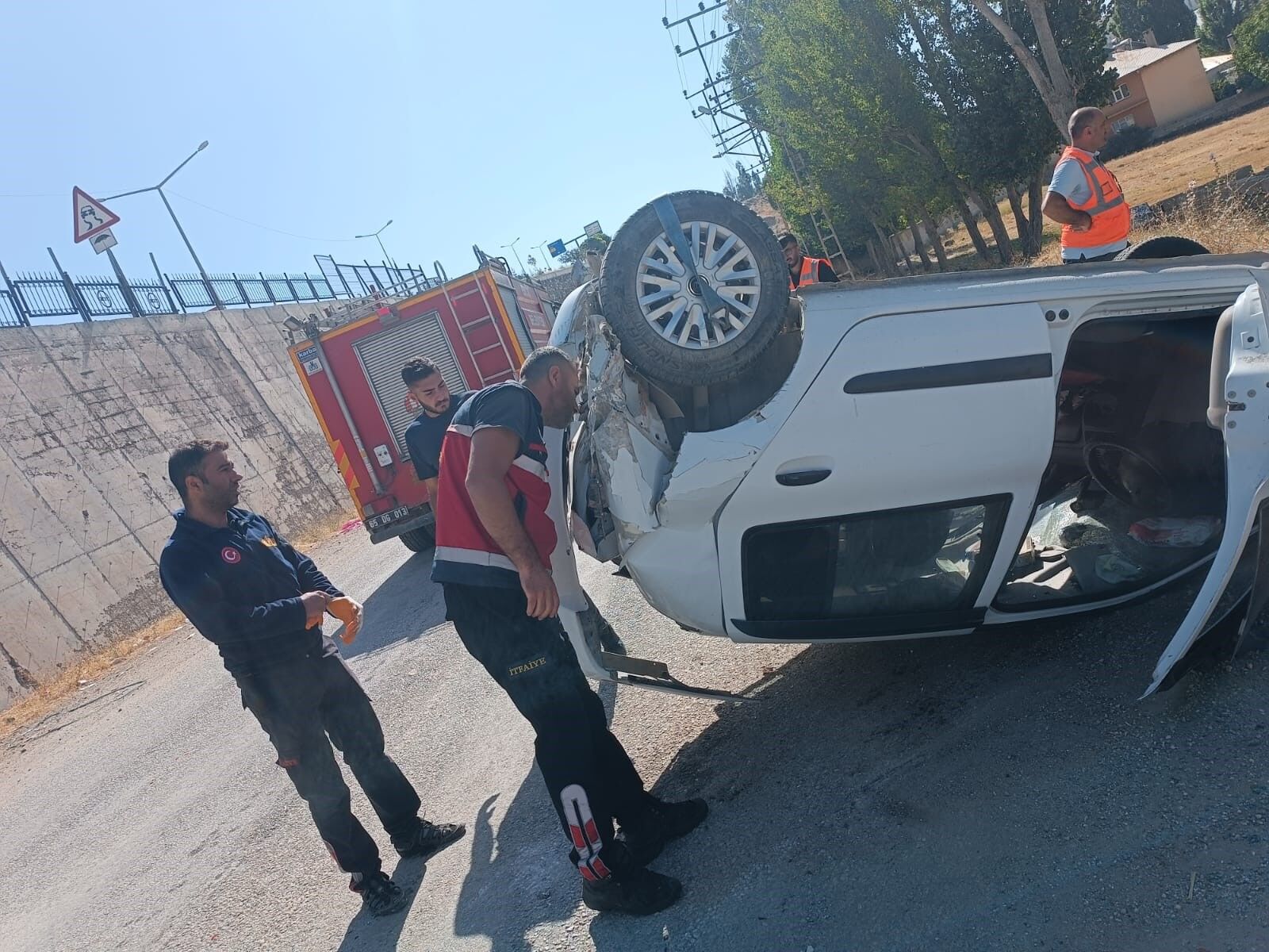 Van’da Otomobil İstinat Duvarından Düştü 1 Yaralı-1