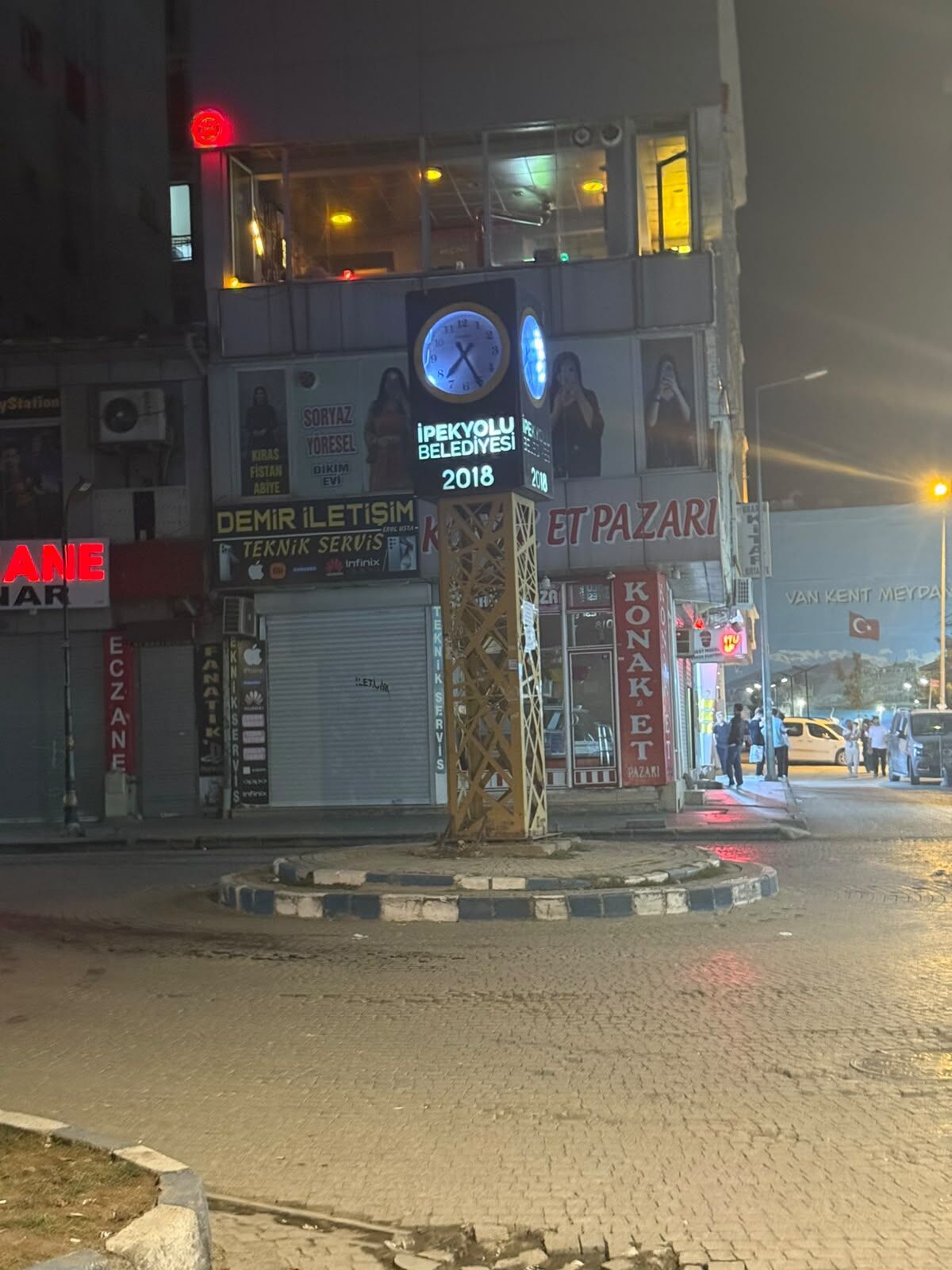 Van’daki Saat Kulesi Akşamları Karanlığa Terk Ediliyor (2)