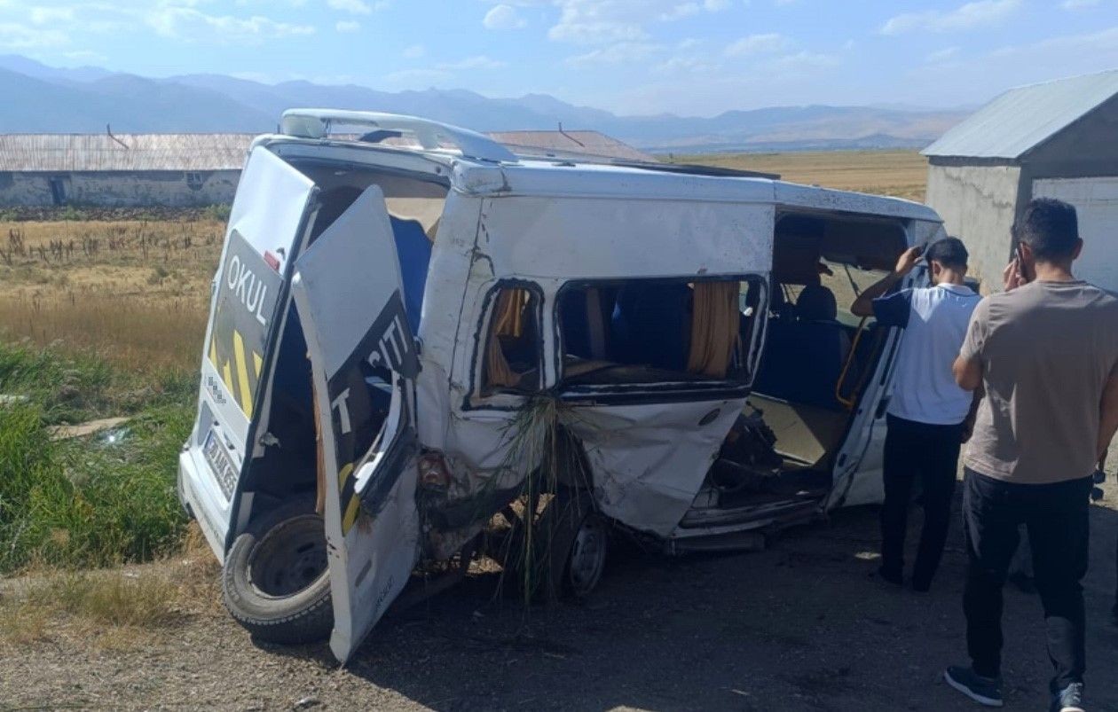 Yüksekova’da Servis Minibüsü Devrildi Yaralılar Var! (2)