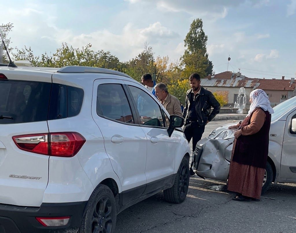 Erciş’te Kavşakta Korkutan Kaza!-1
