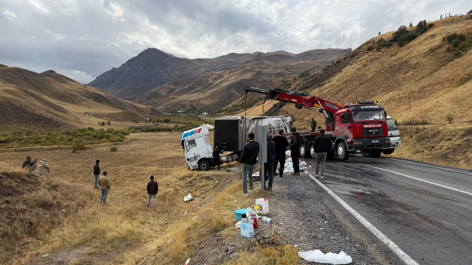 Son Daki̇ka Hakkâri Van Yolunda Yüklü Araç Devrildi! (1)-1