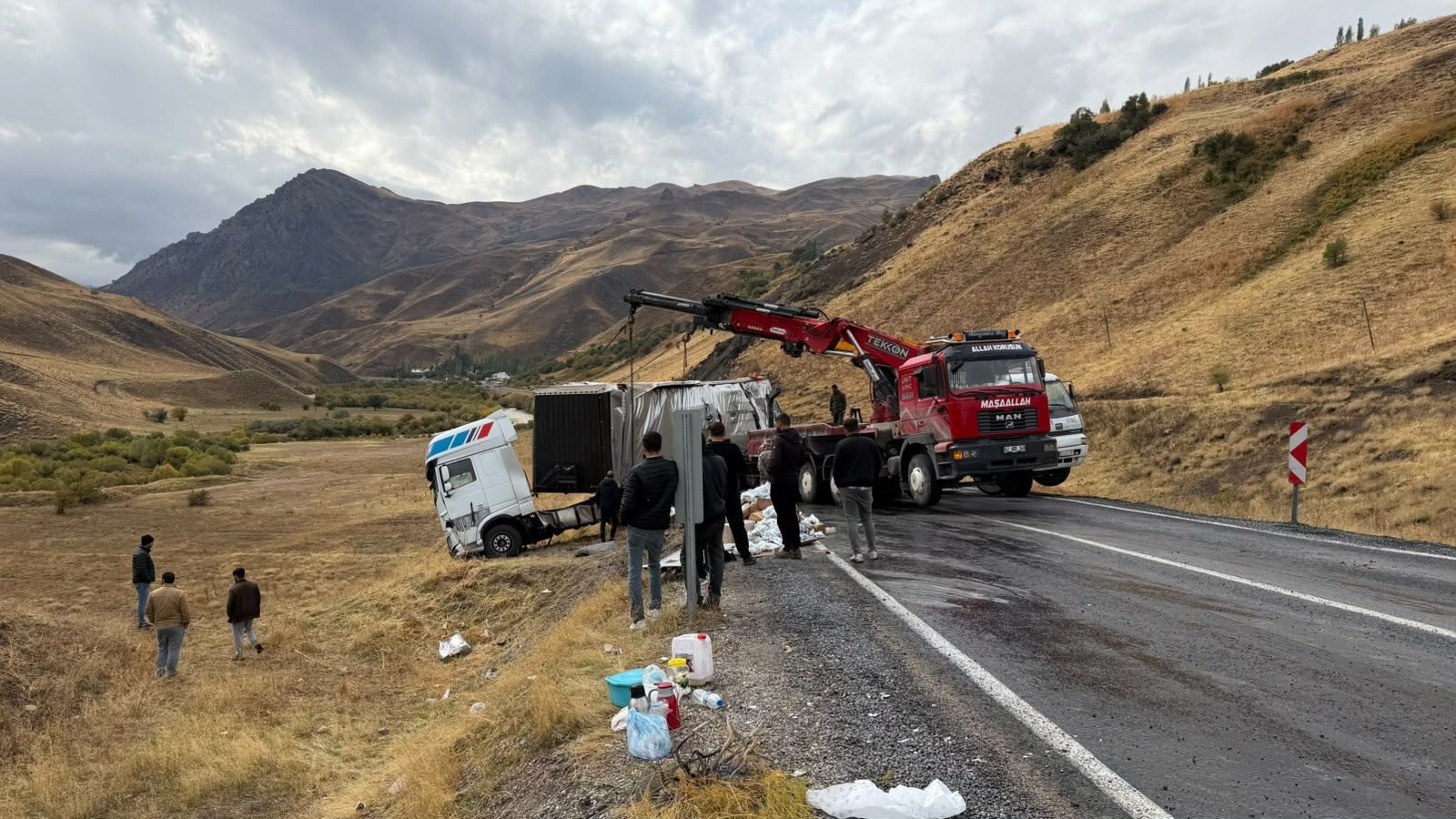Son Daki̇ka Hakkâri Van Yolunda Yüklü Araç Devrildi! (2)
