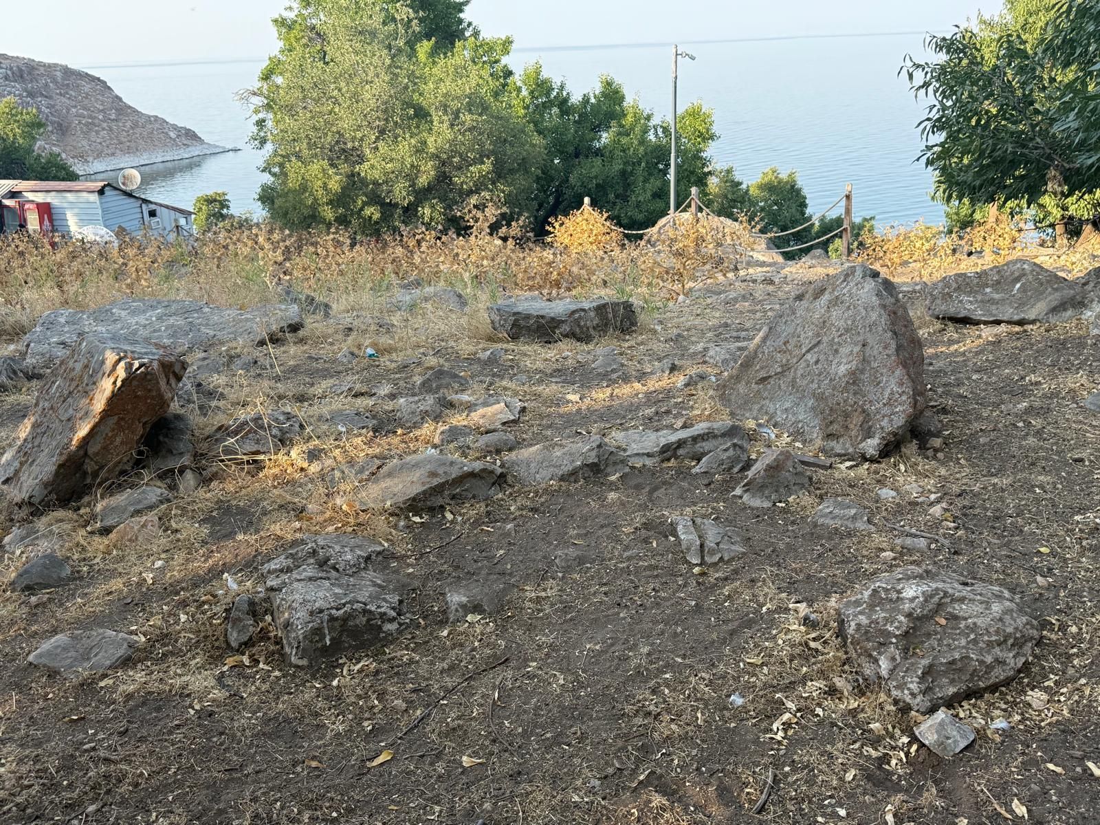 Van Akdamar Adası’ndaki Tarihi Ermeni Mezarlığı Bakım Bekliyor (2)