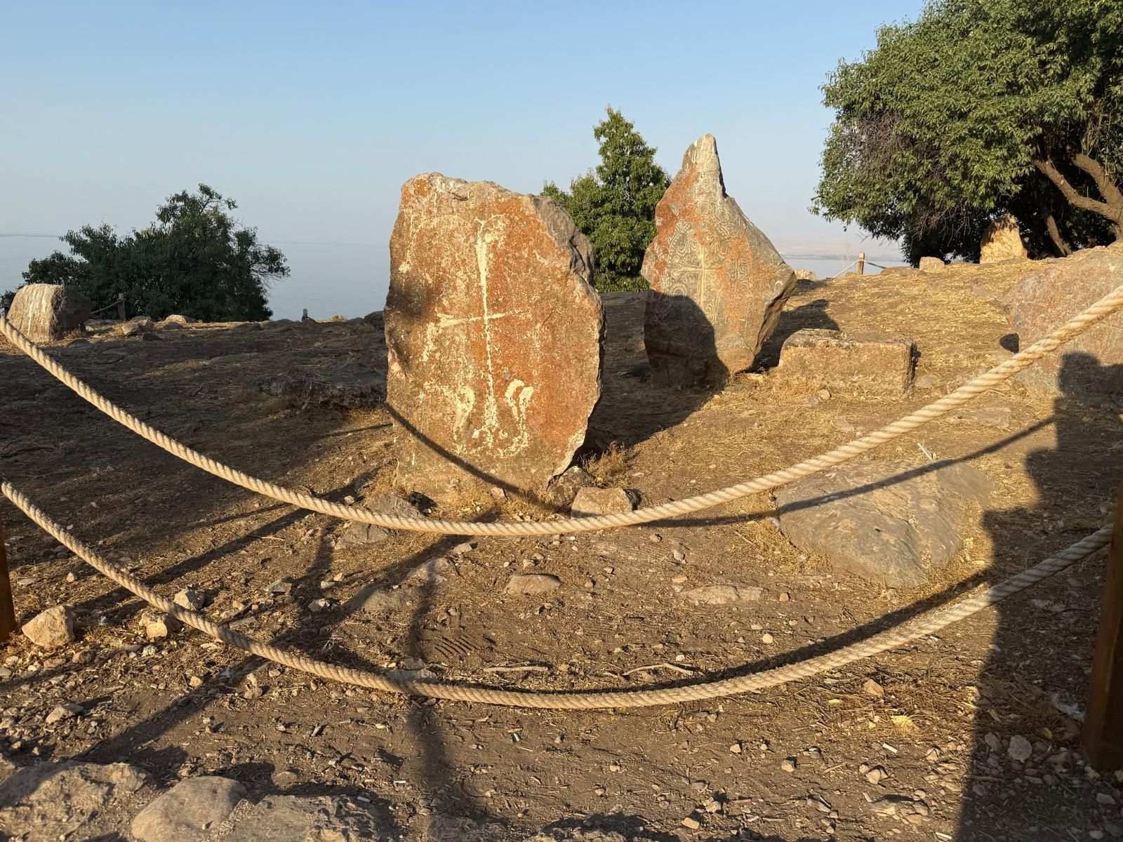 Van Akdamar Adası’ndaki Tarihi Ermeni Mezarlığı Bakım Bekliyor (5)