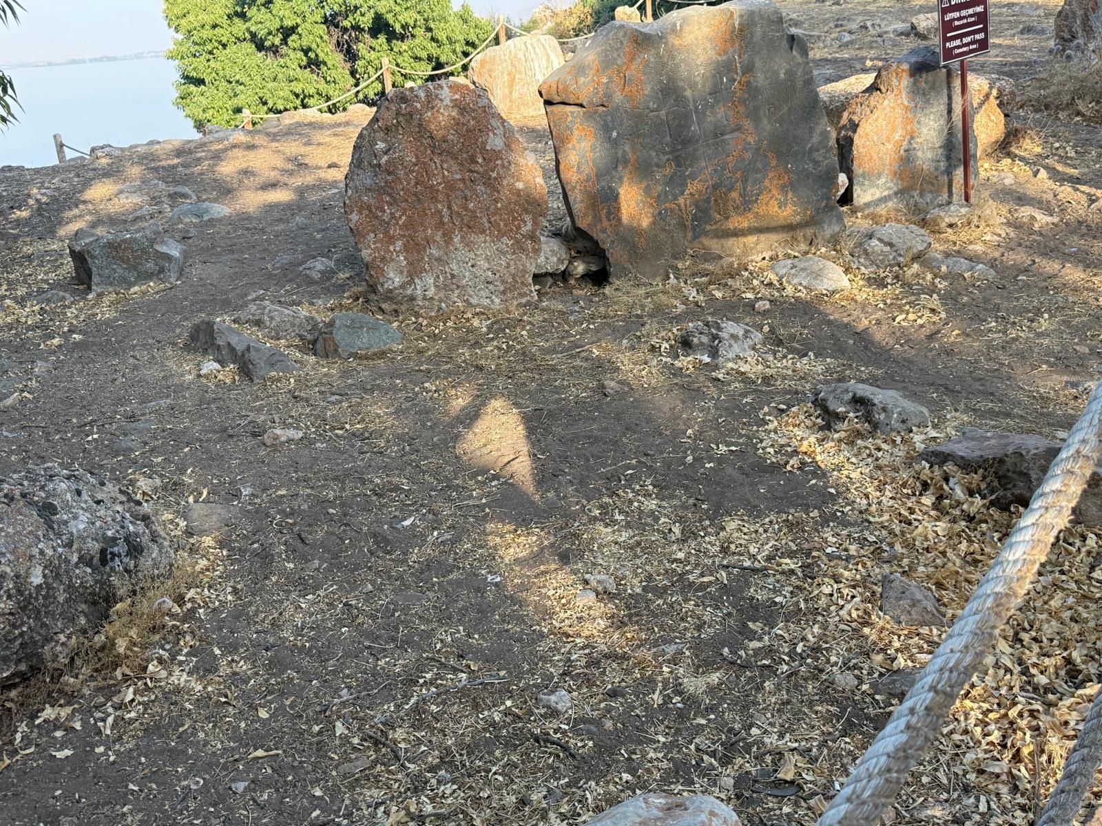 Van Akdamar Adası’ndaki Tarihi Ermeni Mezarlığı Bakım Bekliyor (7)
