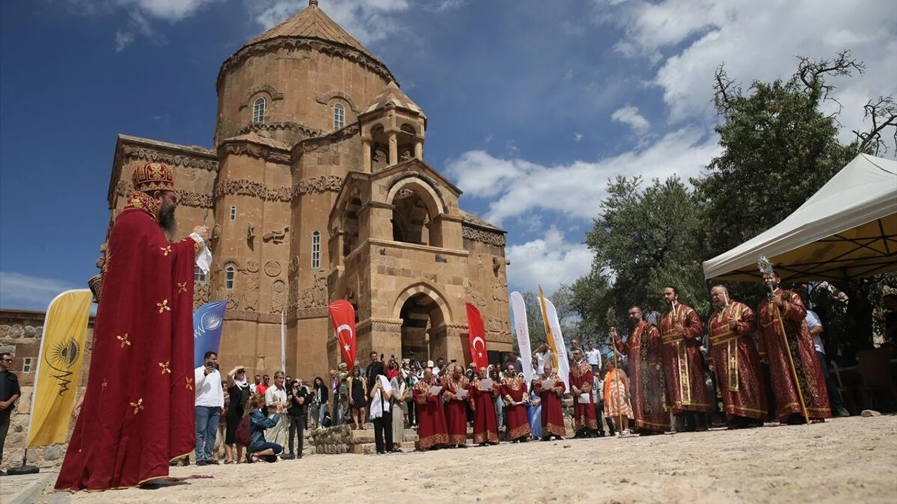 Van Akdamar Adası’ndaki Tarihi Ermeni Mezarlığı Bakım Bekliyor