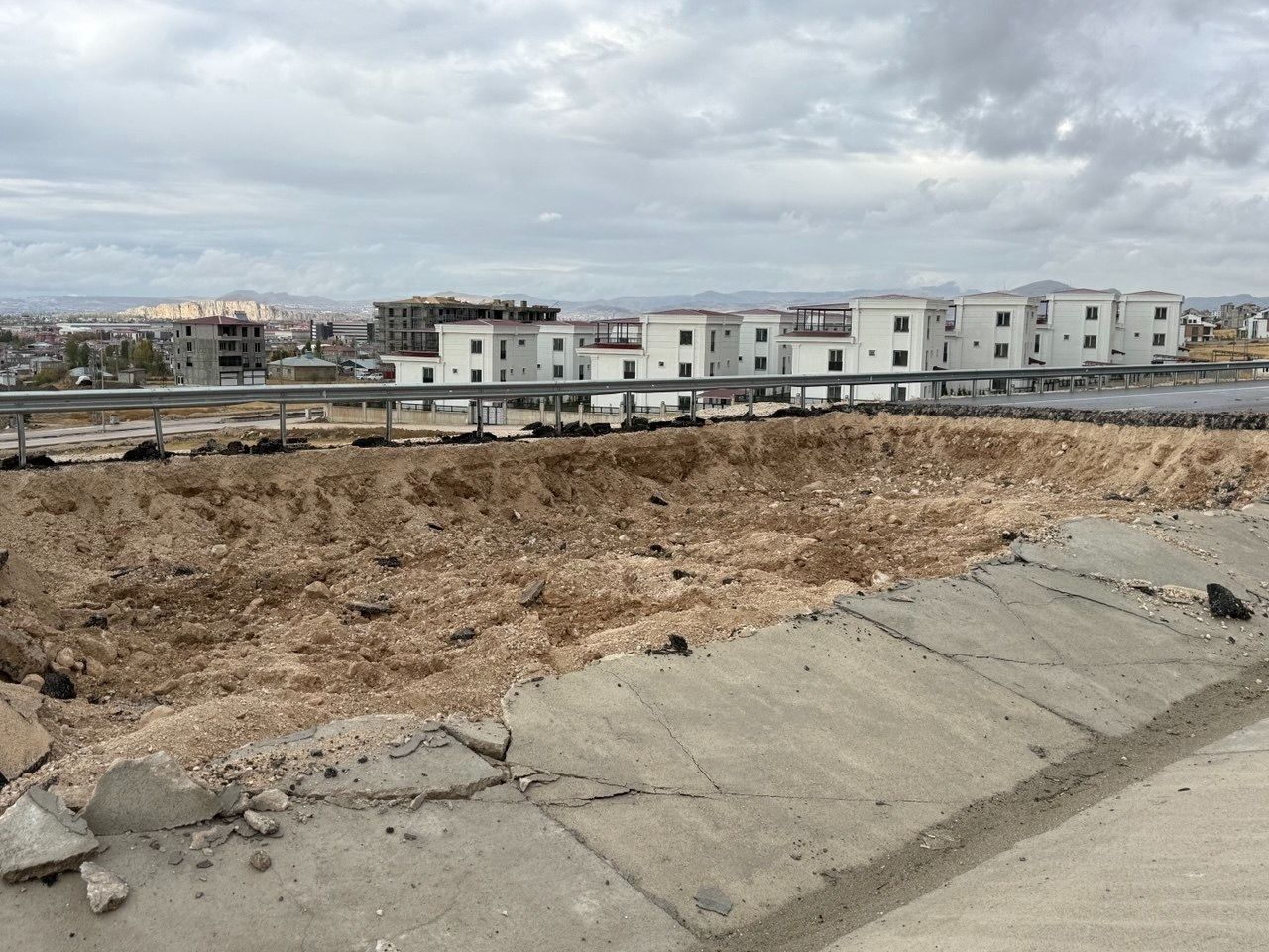 Van Çevre Yolu Çöktü 6