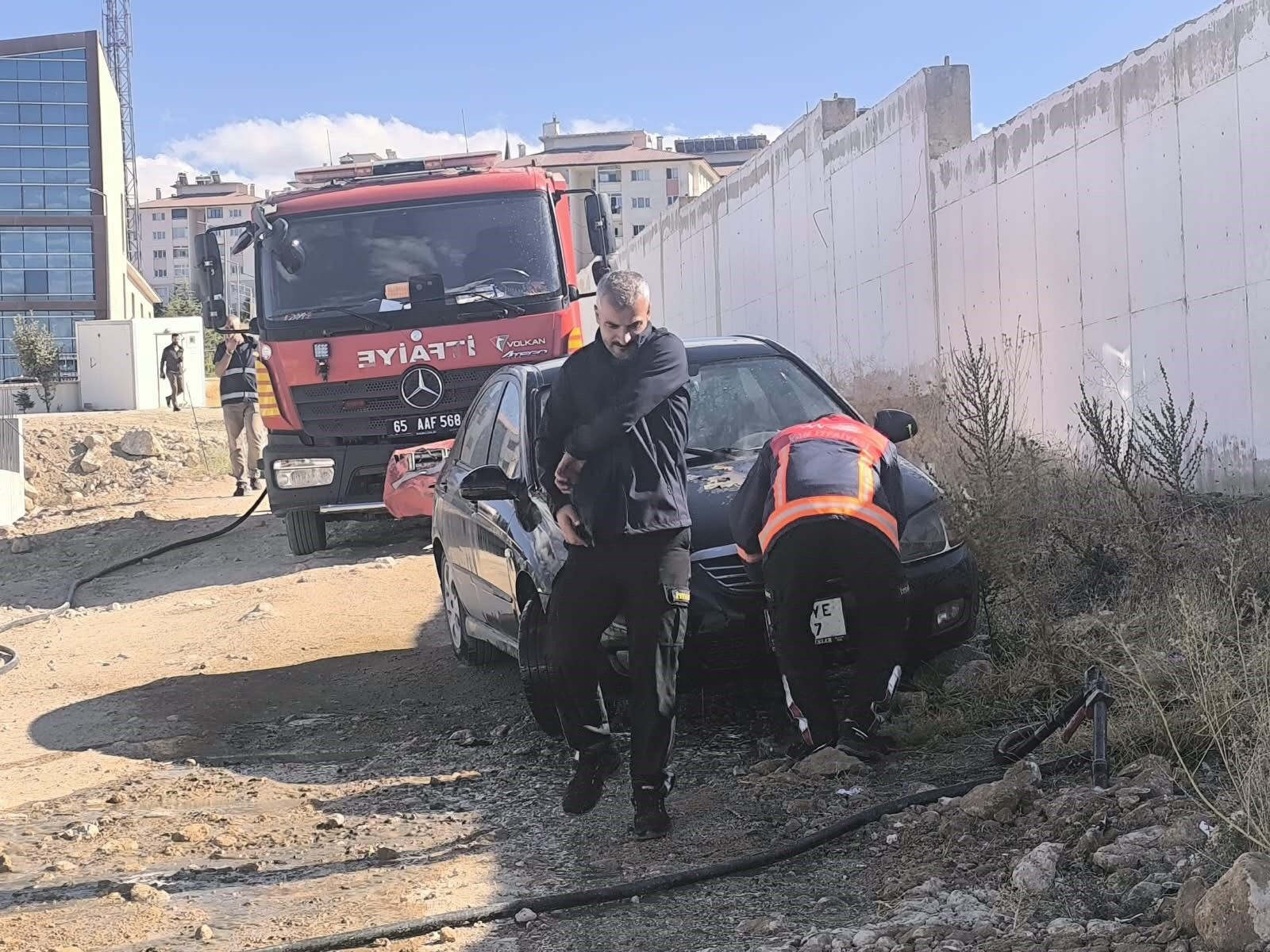 Van Edremit’te Park Halindeki Otomobilin Motoru Alev Aldı-1