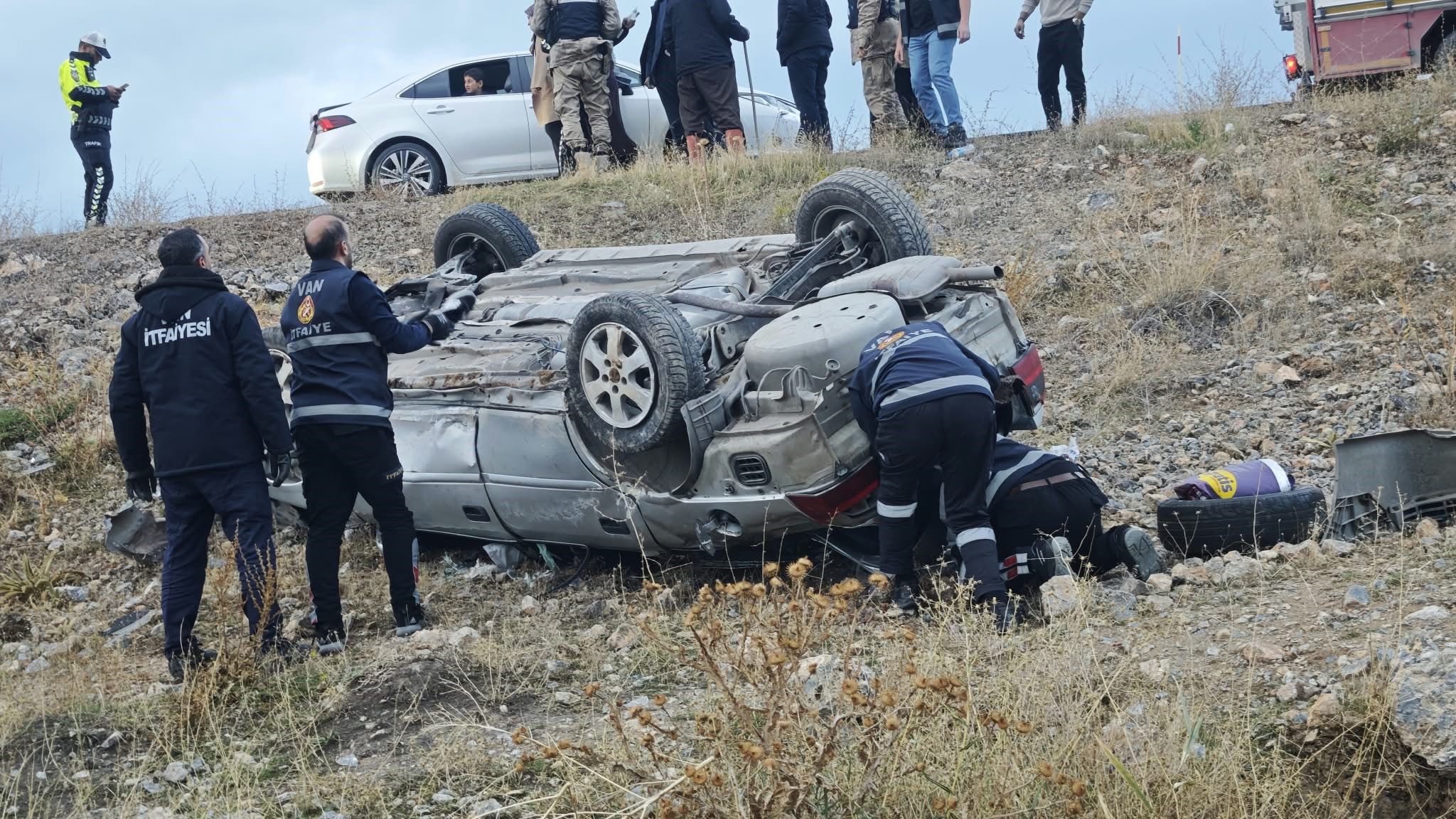 Van Erciş Yolunda Otomobil Takla Attı! 2 Yaralı-1