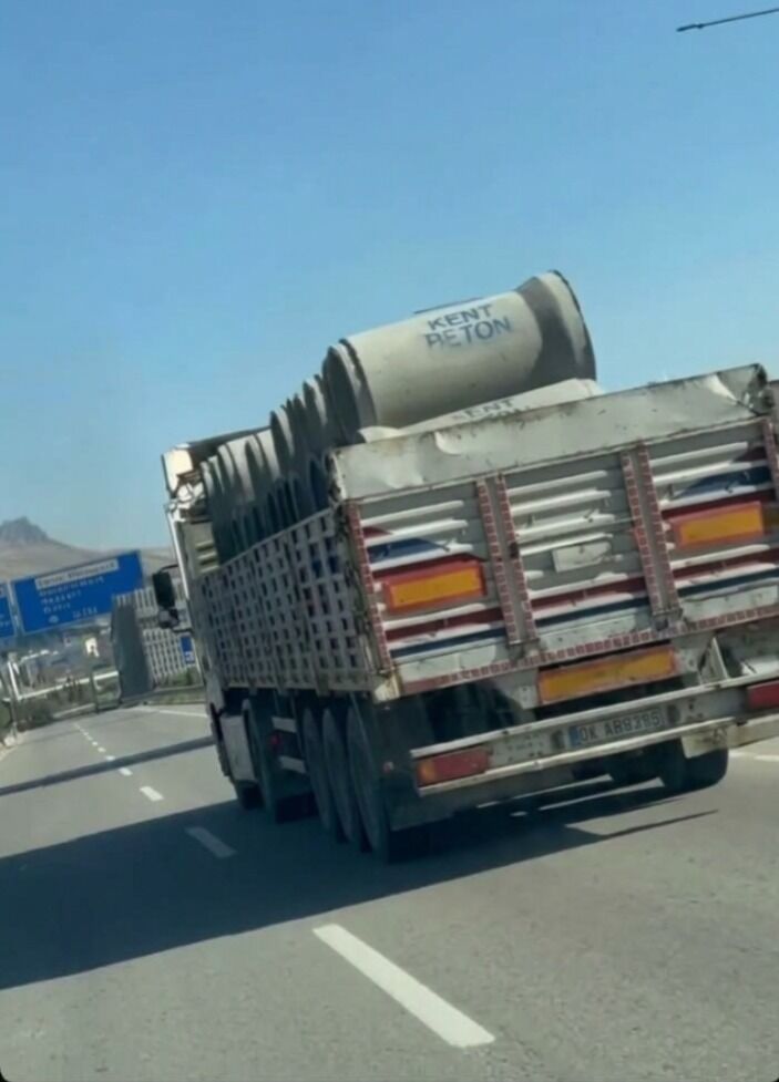 Van Erciş Yolunda Tehlikeli Taşımacılık Beton Borular Dikkat Çekti-1