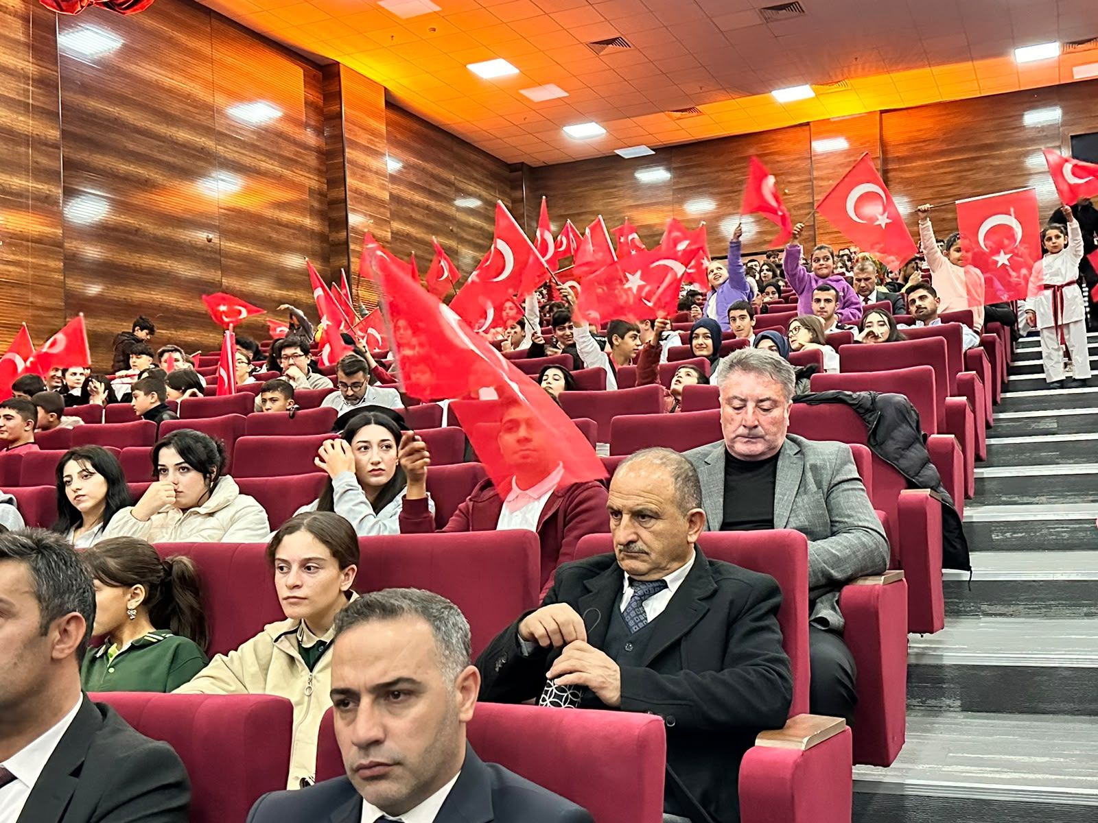 Van’da 29 Ekim Cumhuriyet Bayramı Coşkuyla Kutlandı (1)-1