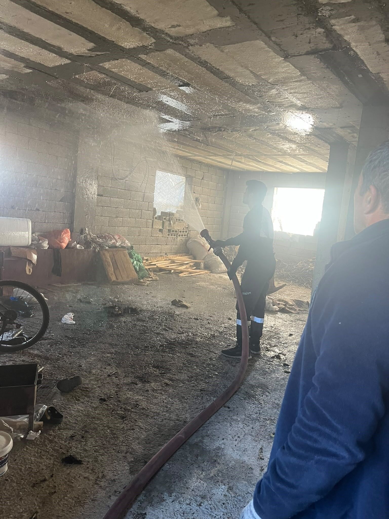 Van'da Ev Yangını Ekipler Müdahale Etti-1