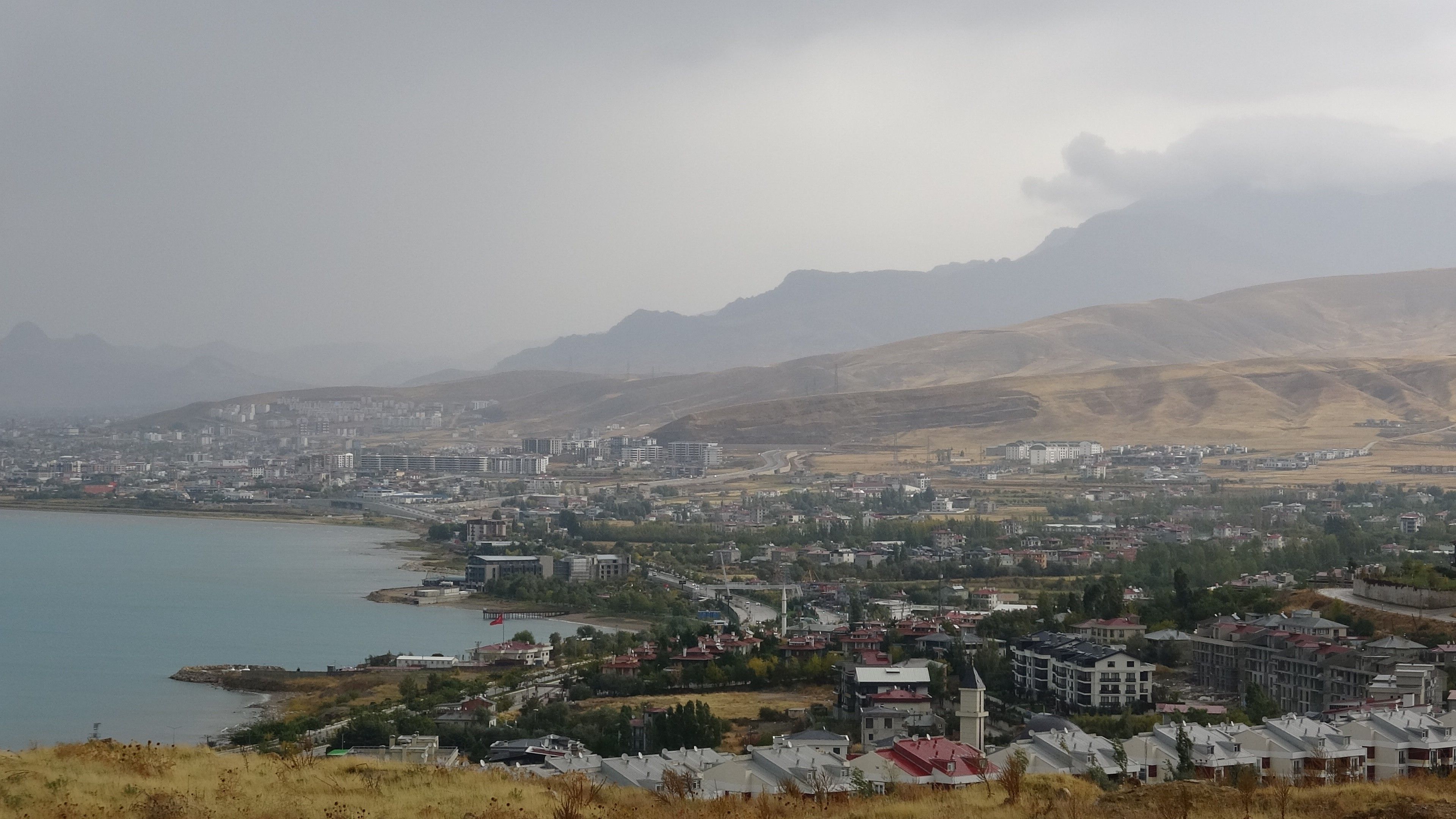Van’da Hava Bir Anda Değişti! Kent Merkezini Sis Kapladı (1)-1