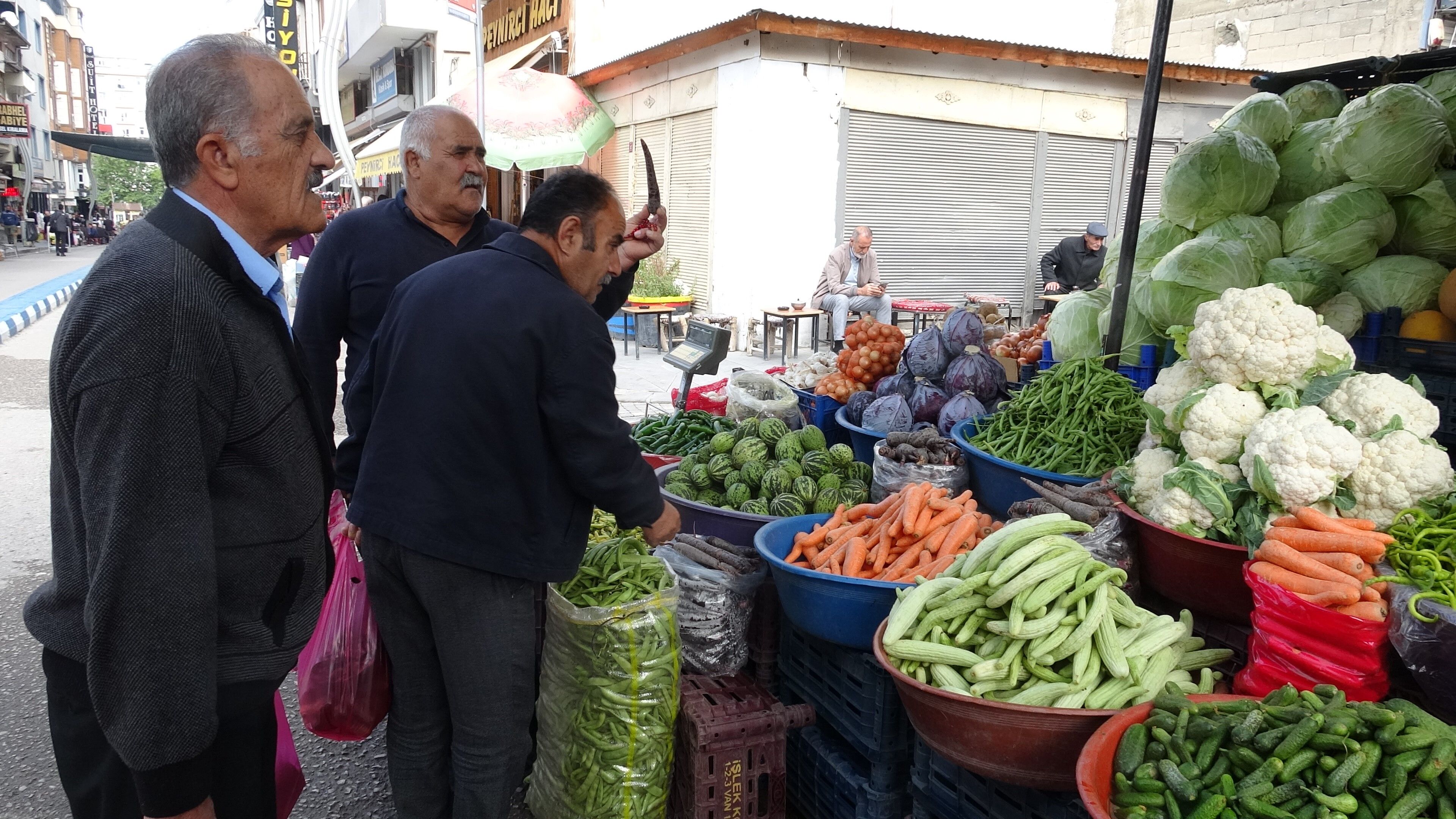 Van’da Kış Hazırlığı Başladı Pazarlarda Turşuluk Telaşı (2)